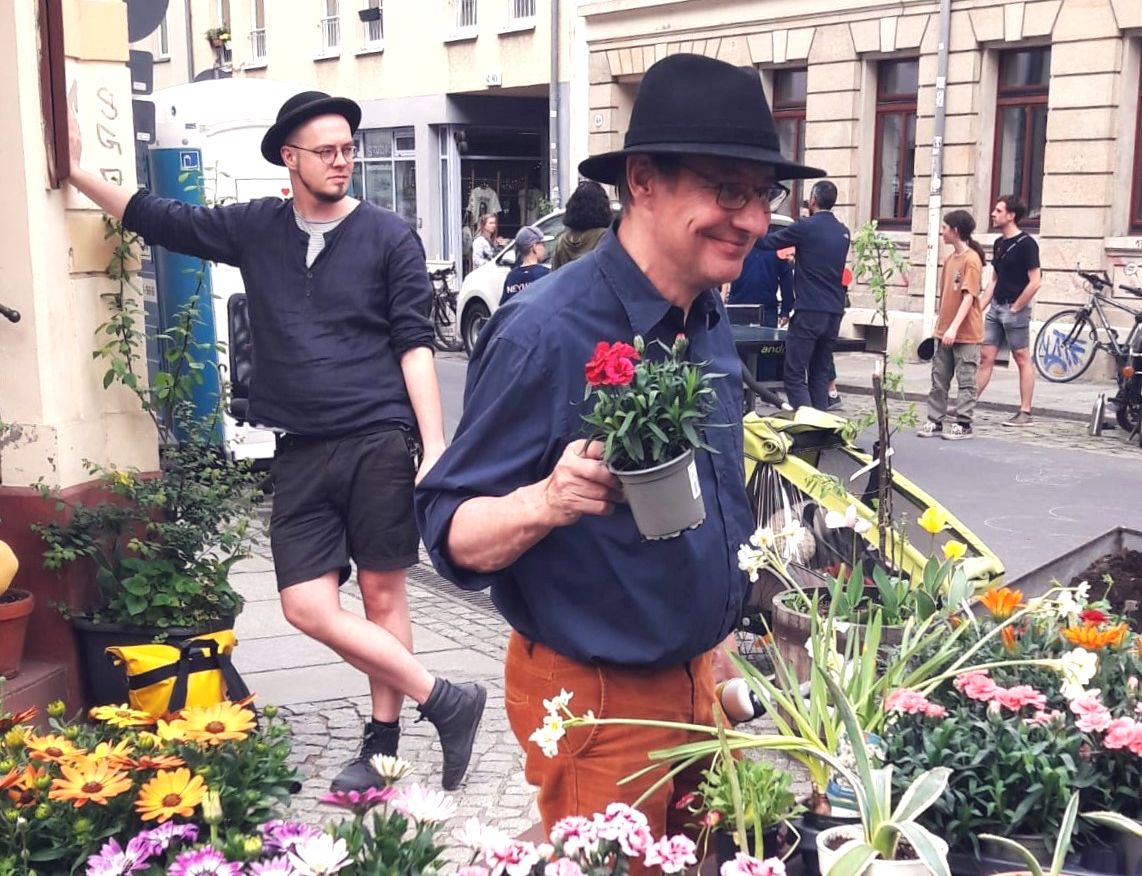 Auch an diesem Sonnabend soll es wieder eine Blumenbörse geben. Foto: Bürgerinitiative Prießnitzallee