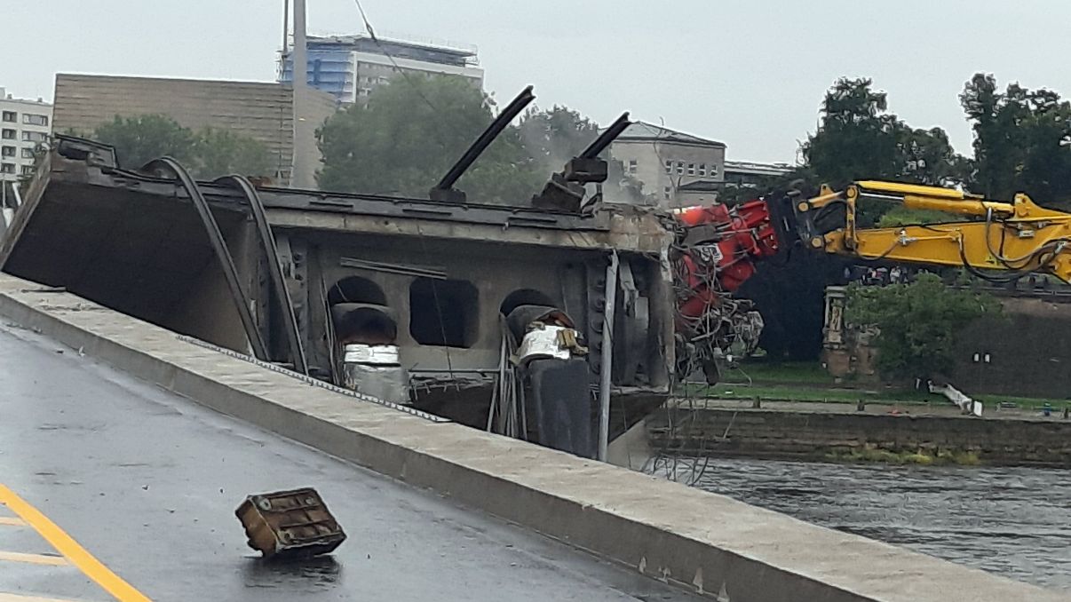 Beim Einsturz der Carolabrücke wurden auch die in der Brücke befindlichen Fernwärmeleitungen beschädigt. Foto: Stadtverwaltung Dresden