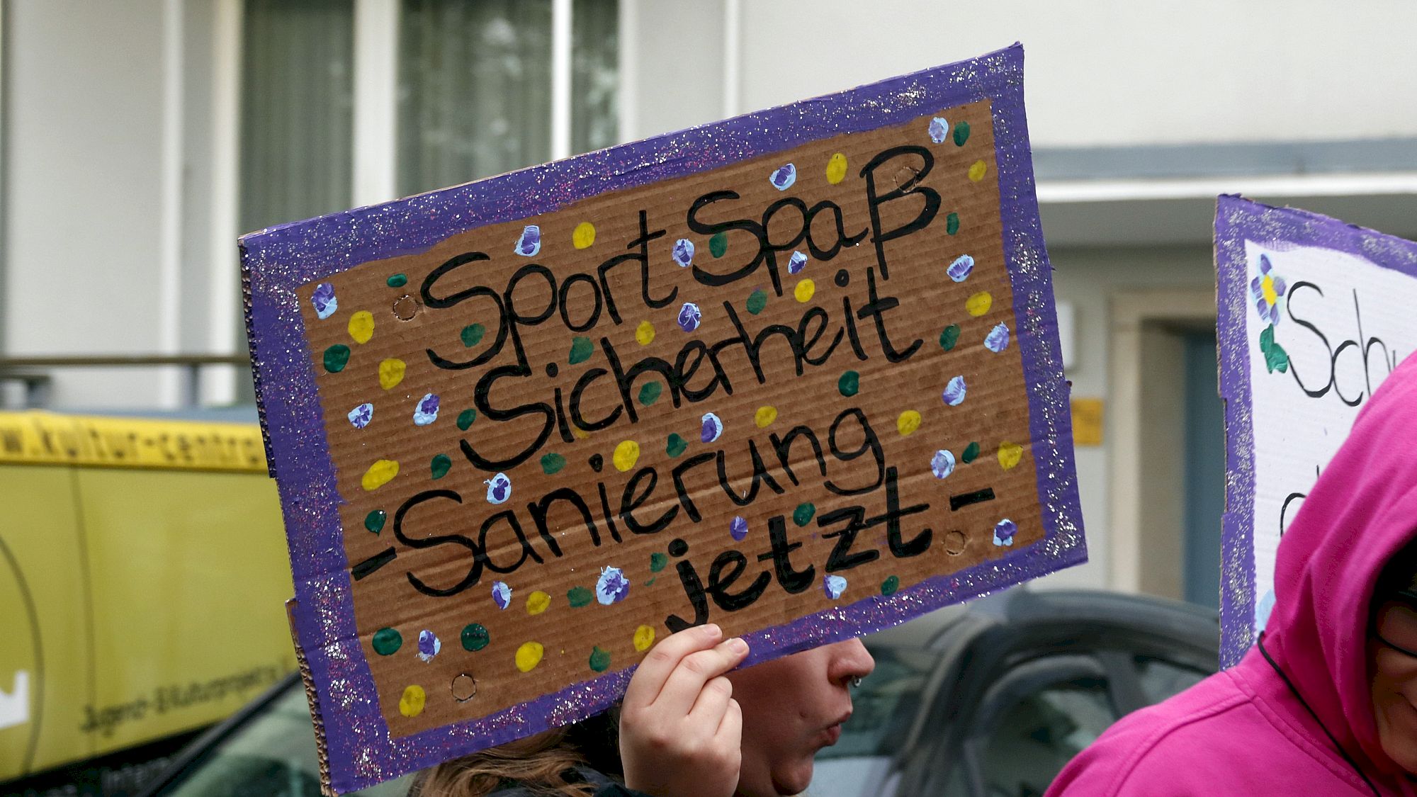 Die Kinder wollen sicheren Sportunterricht in einer sanierten oder neuen Turnhalle. Foto: Anton Launer