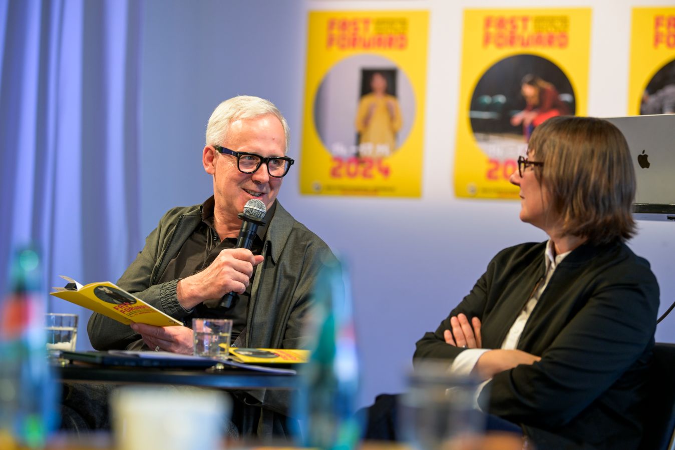 Charlotte Orti von Havranek (Kuratorin des Festivals) und Joachim Klement (Intendant des Staatsschauspiels) stellten das Programm des europäischen Festivals für junge Regie vor. Foto: Sebastian Hoppe