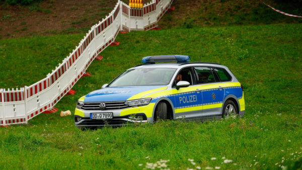 Solange die Brücke nicht freigegeben ist, wird die Sperrzone der Carolabrücke bewacht durch Polizei, Polizeibehörde und Sicherheitsdienstleister der Stadt. - Foto: Florian Varga