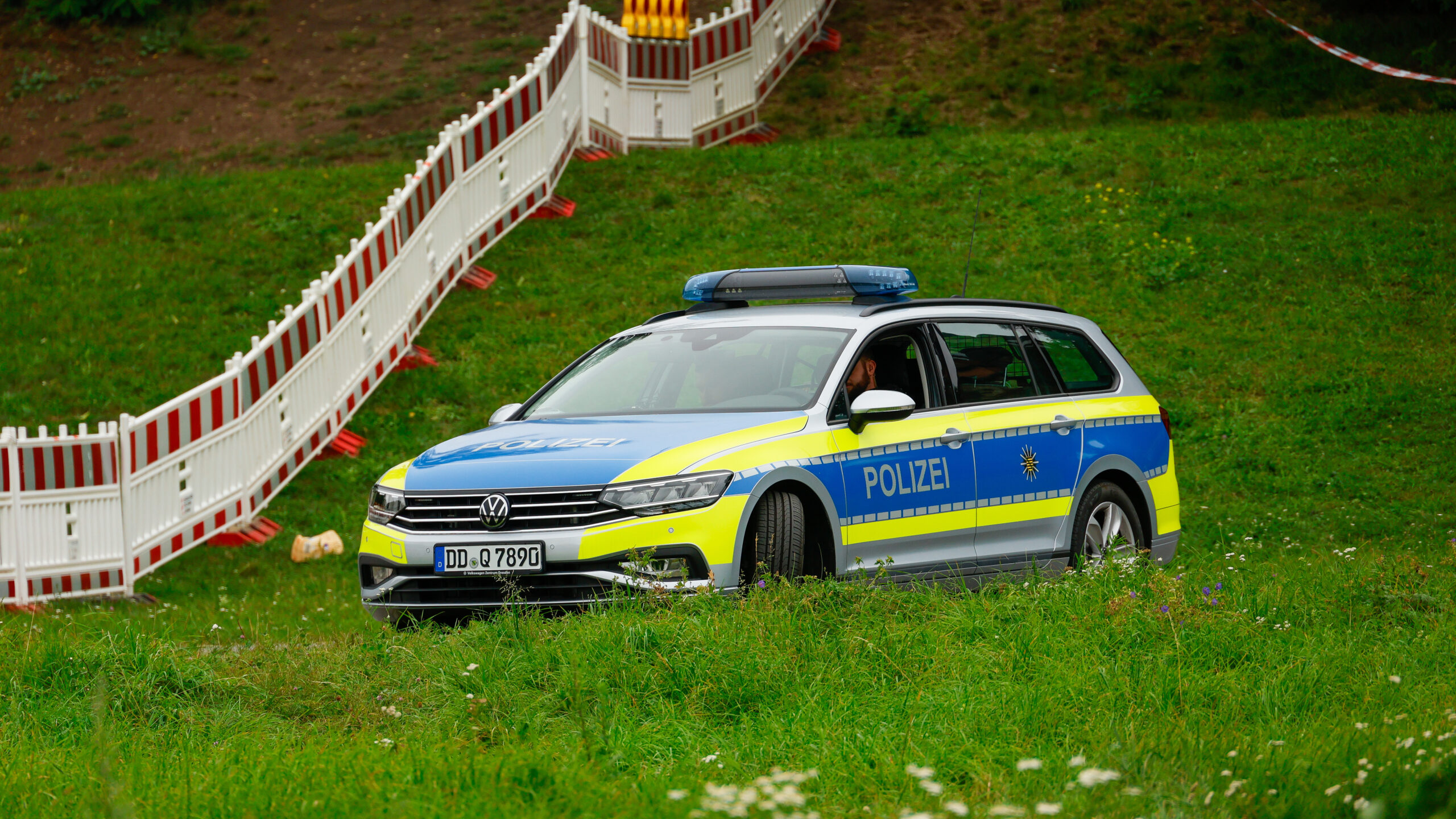 Solange die Brücke nicht freigegeben ist, wird die Sperrzone der Carolabrücke bewacht durch Polizei, Polizeibehörde und Sicherheitsdienstleister der Stadt. - Foto: Florian Varga