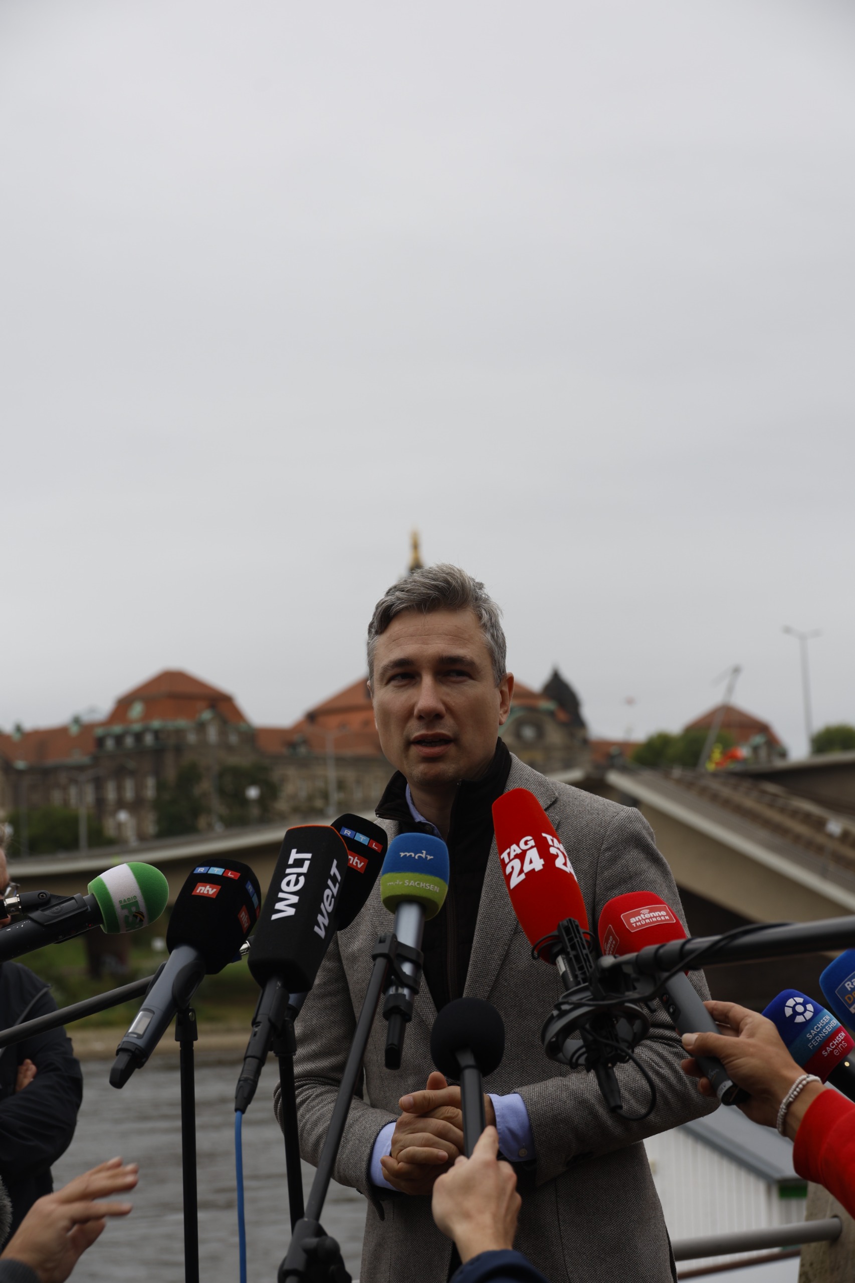 Baubürgermeister Stephan Kühn bei der Pressekonferenz am Mittwoch an der Carolabrücke. Foto: Florian Varga 