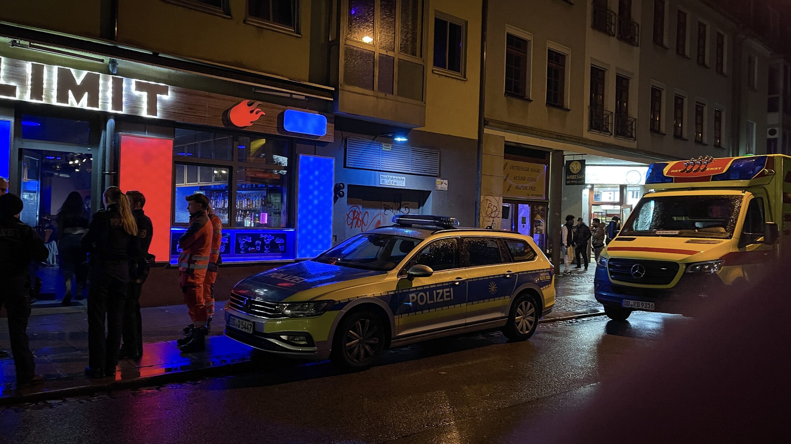 Die alarmierten Polizisten nehmen den Vorgang wenig später vor dem Lokal auf. - Photo: Florian Varga