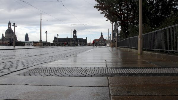 Über diesem Fußweg sollen die Fernwärme-Rohre verlegt werden. Foto: Anton Launer