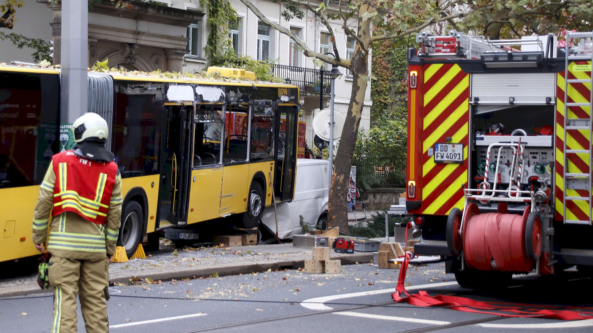 Ein Bus ist am Morgen auf der Bautzner Straße von der Fahrbahn abgekommen und gegen einen Baum und einen geparkten Kleintransporter gestoßen. Foto: Anton Launer