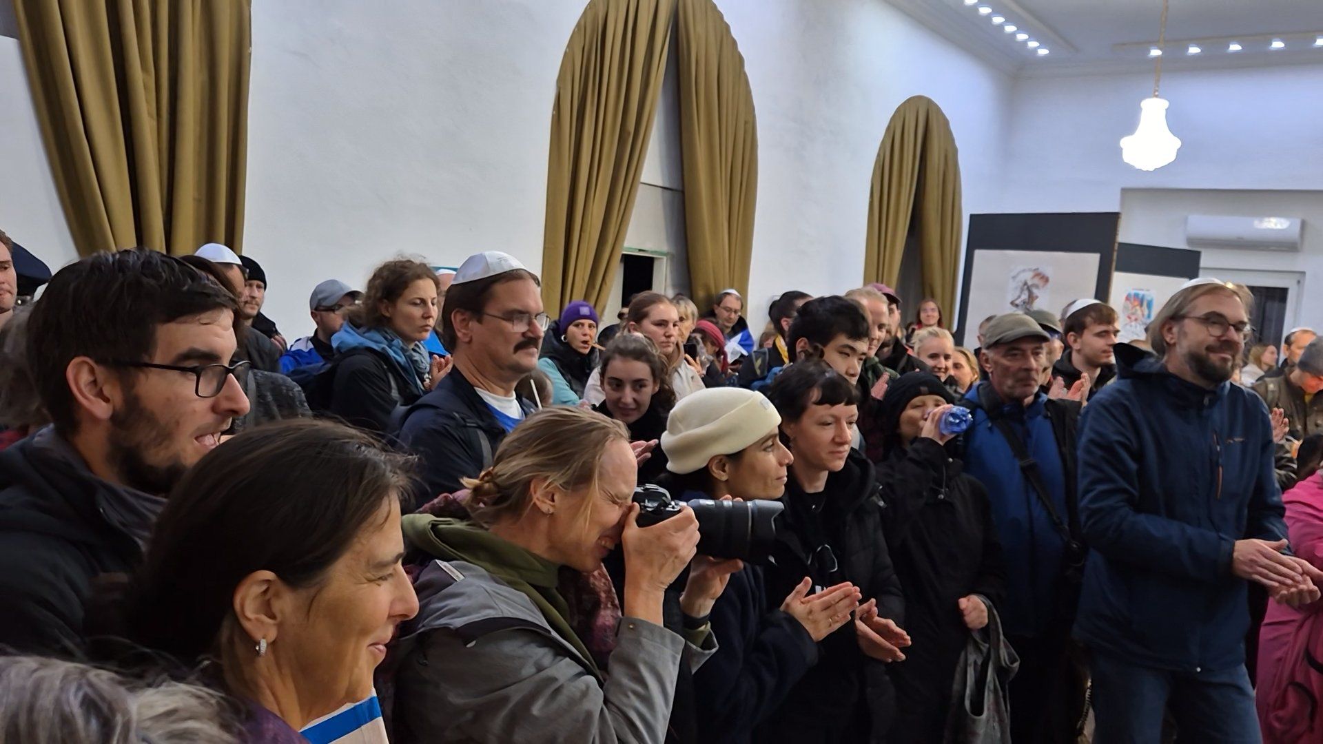 Großes Interesse an der neuen Ausstellung - Foto: Herbert Lappe