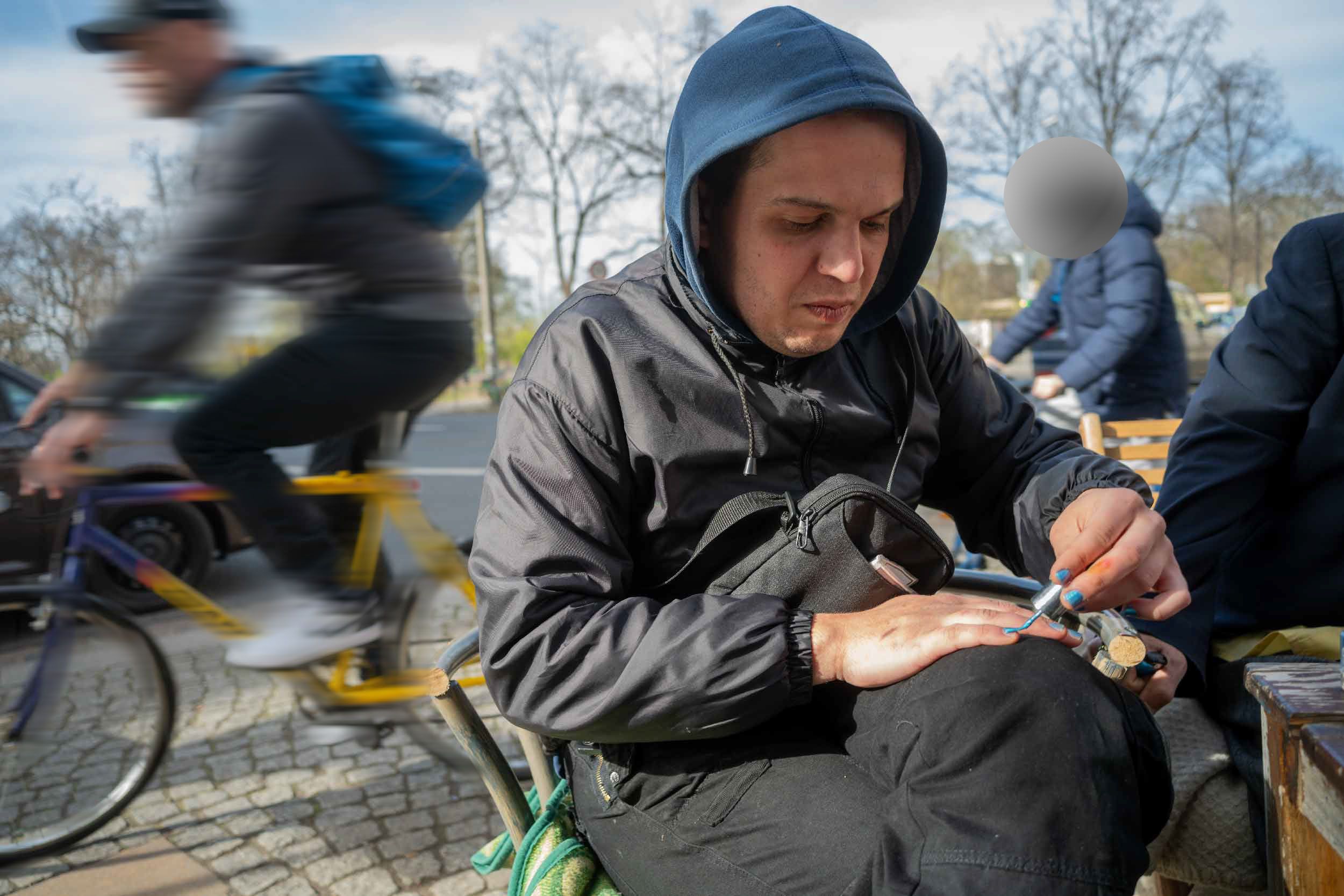 Der Fotograf hatte ihn beim Nagel-Lackieren abgelichtet. Foto: privat