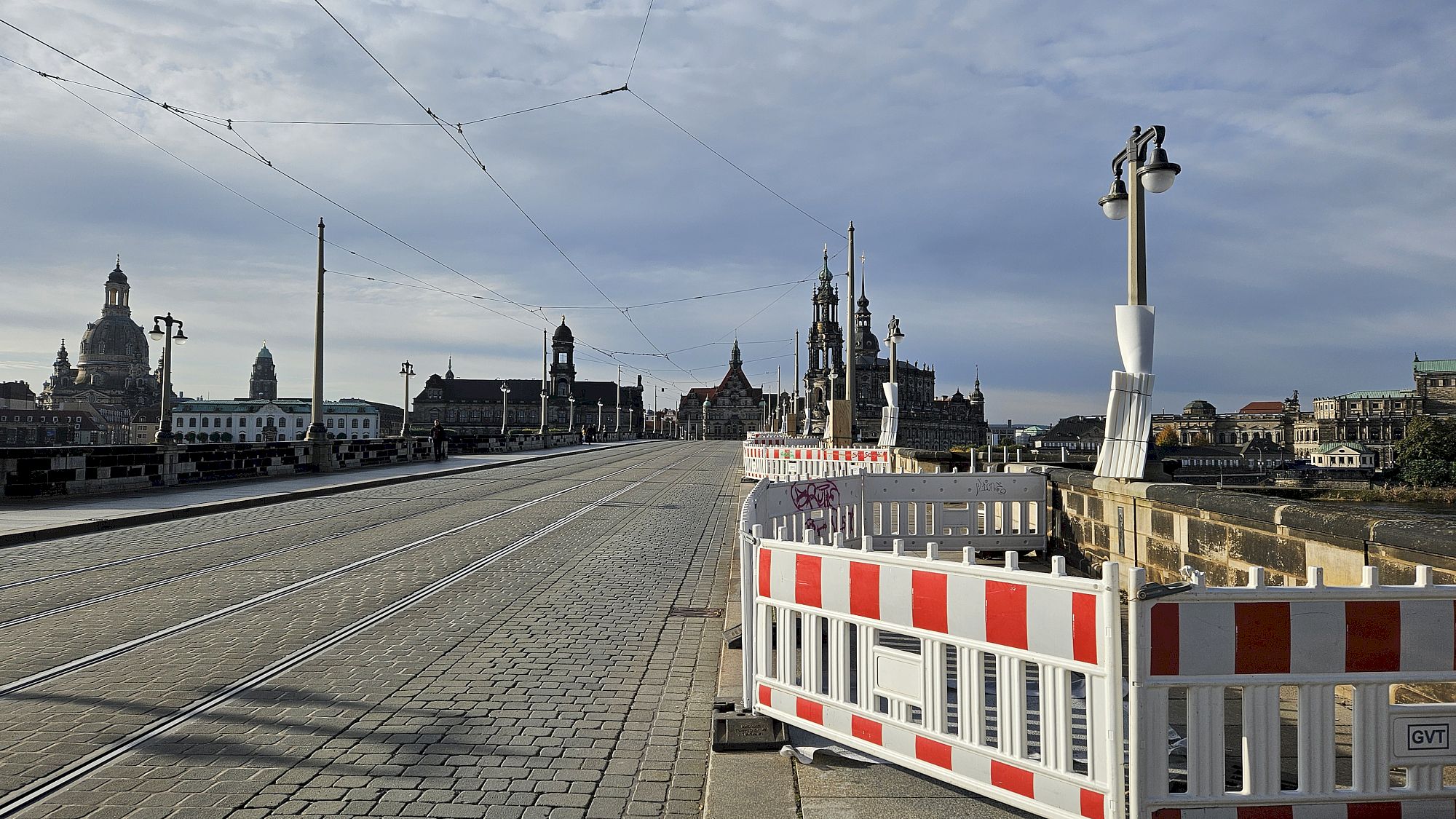 Der westliche Fußweg der Augustusbrücke ist bereits gesperrt. Künftig sollen hier Fernwärmerohre liegen. Foto: Anton Launer