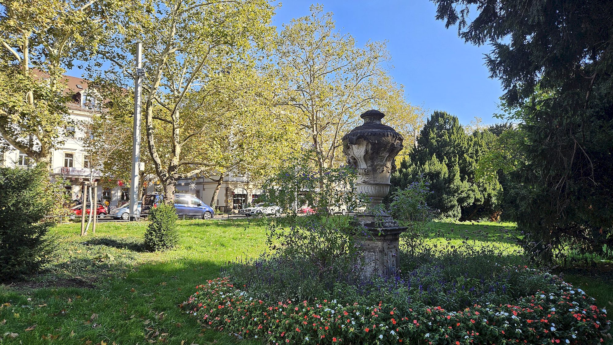 Bouché-Park mit Sandsteinvase - Foto: Anton Launer