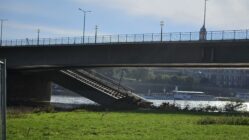 Ein großer Teil der Brücke liegt in der Elbe. Foto: Anton Launer