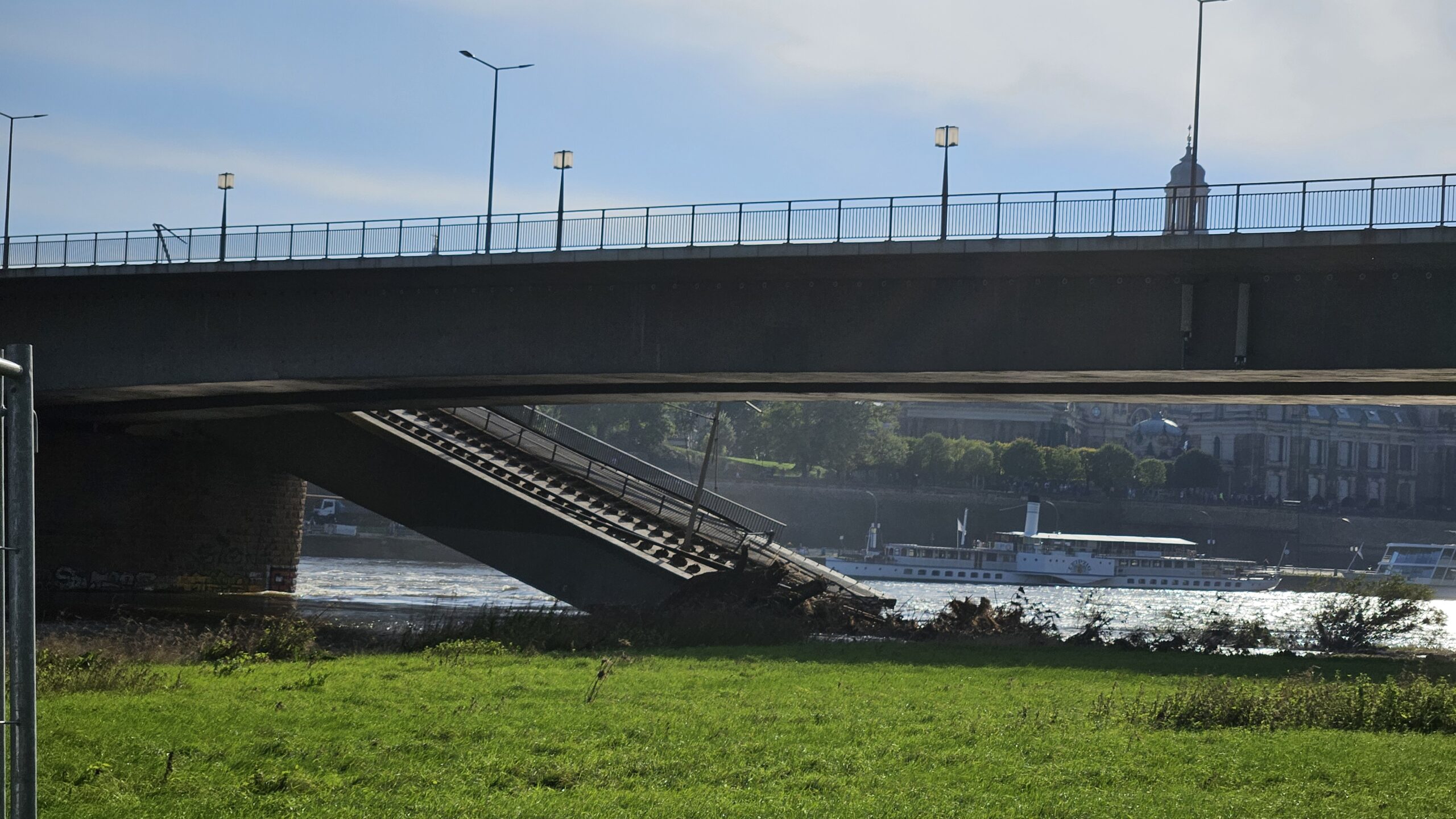 Ein großer Teil der Brücke liegt in der Elbe. Foto: Anton Launer 