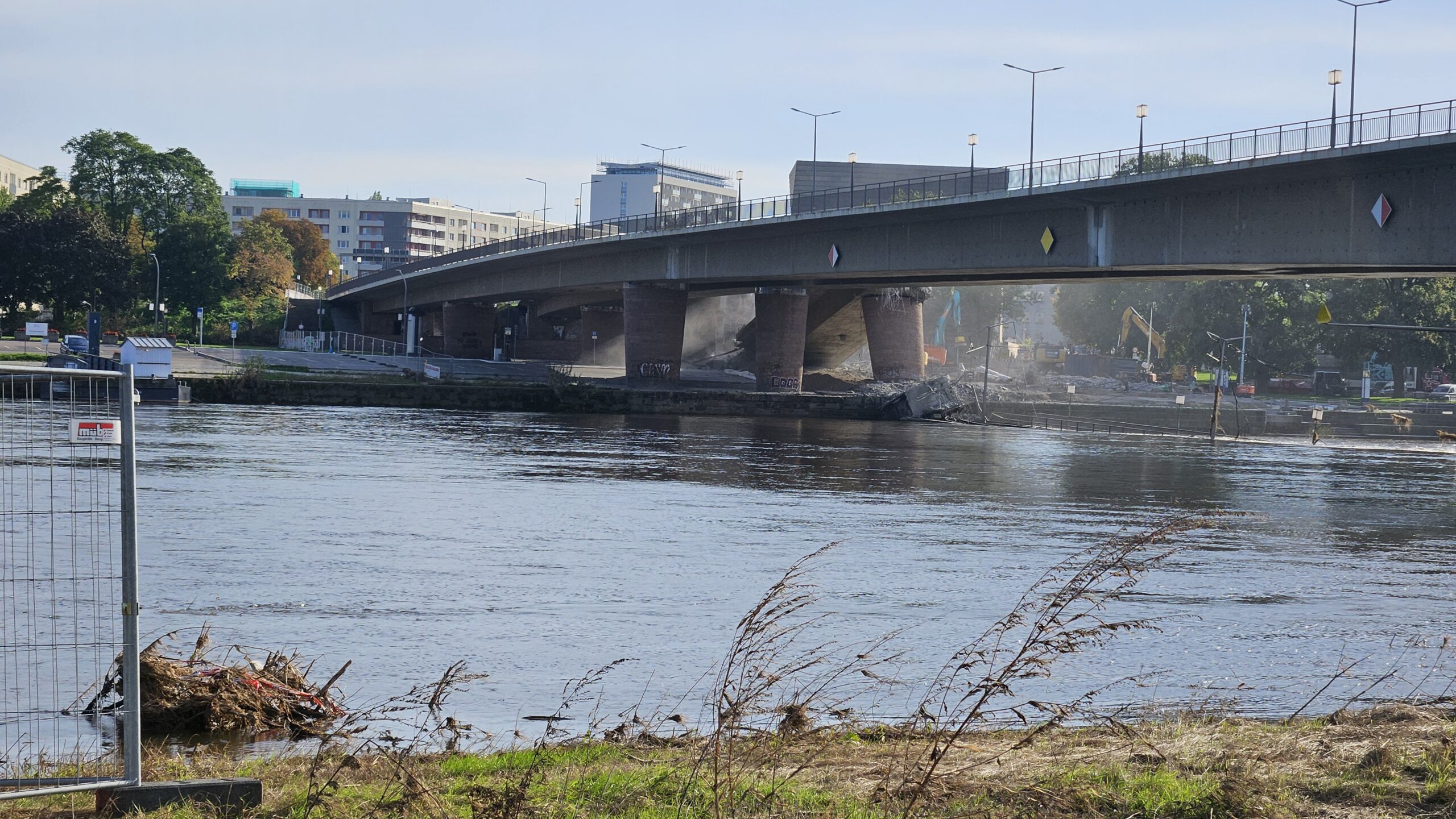 Abbrucharbeiten an der Carolabrücke. Foto: Anton Launer 