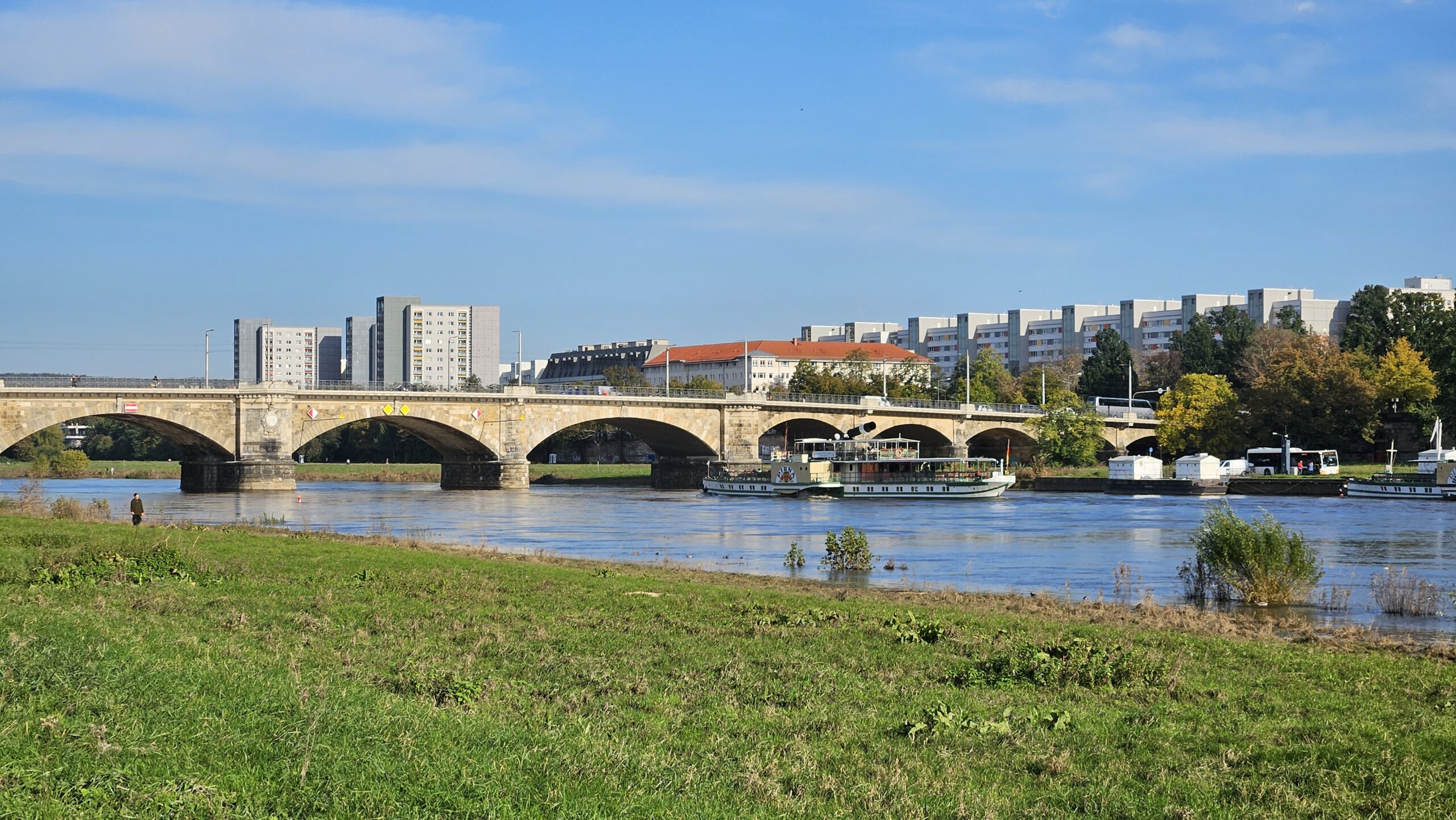 Ab Montag fährt die  "8" über die Albertbrücke. Foto: Anton Launer 