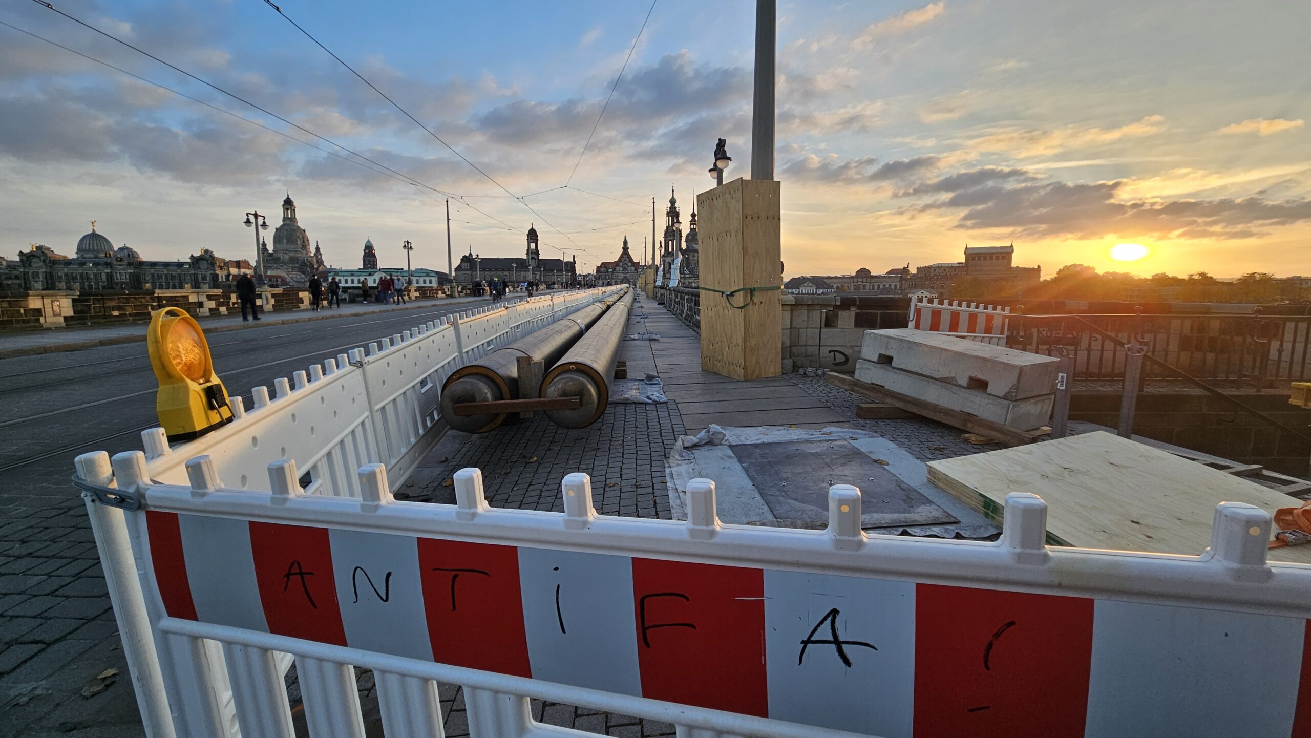 Neue Rohre für die alte Augustusbrücke. Foto: Anton Launer 