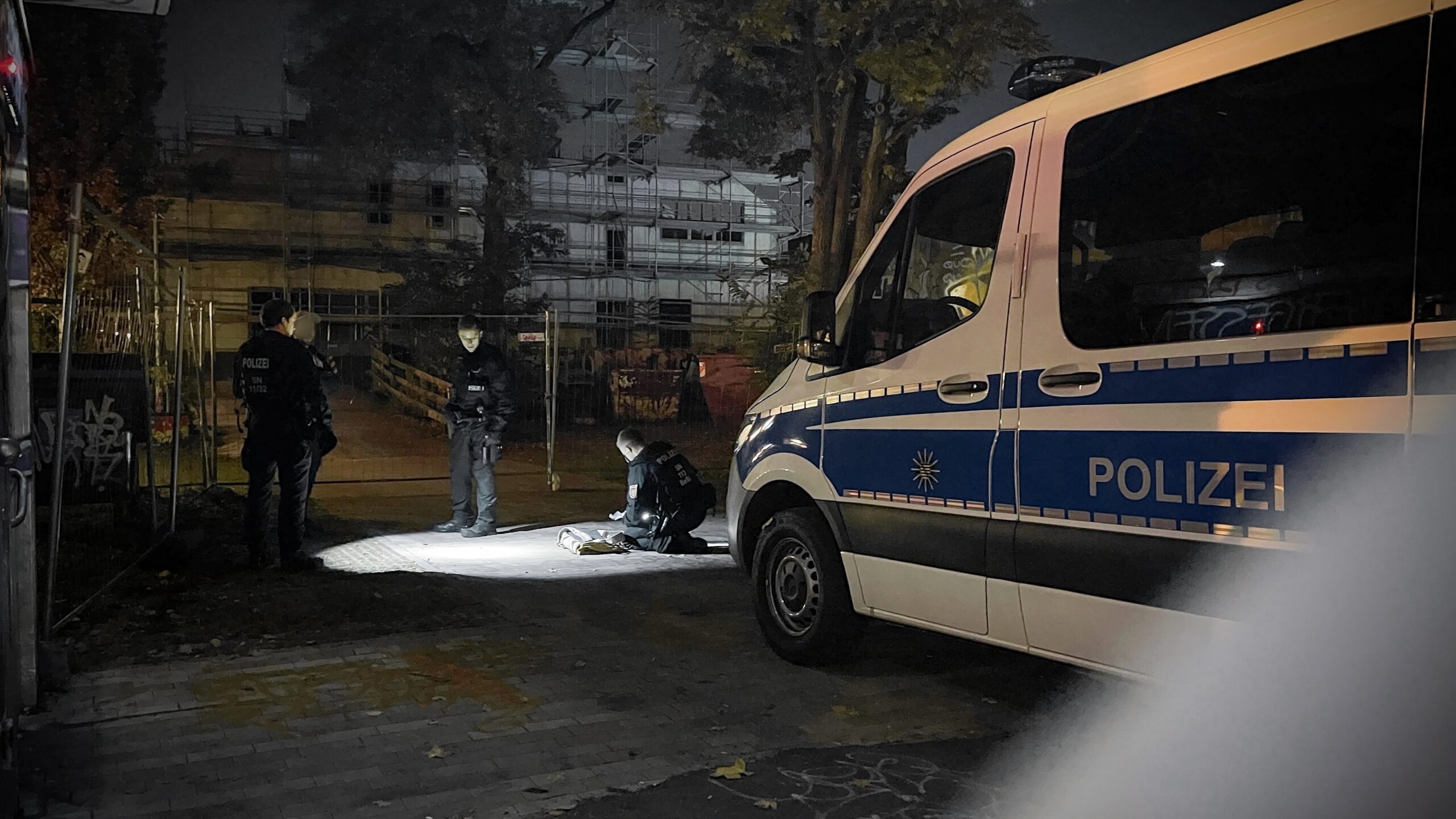 Beamte der Sächsischen Bereitschaftspolizei durchsuchten den Rucksack des 16-Jährigen. - Foto: Florian Varga