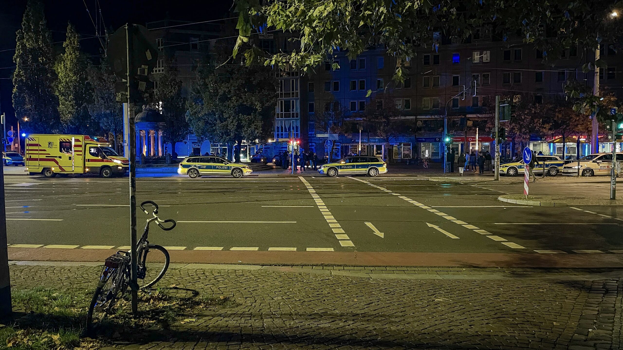 Der Bereich um den Artesischen Brunnen wurde während der Maßnahme durch die Polizei komplett gespert. - Photo: Florian Varga