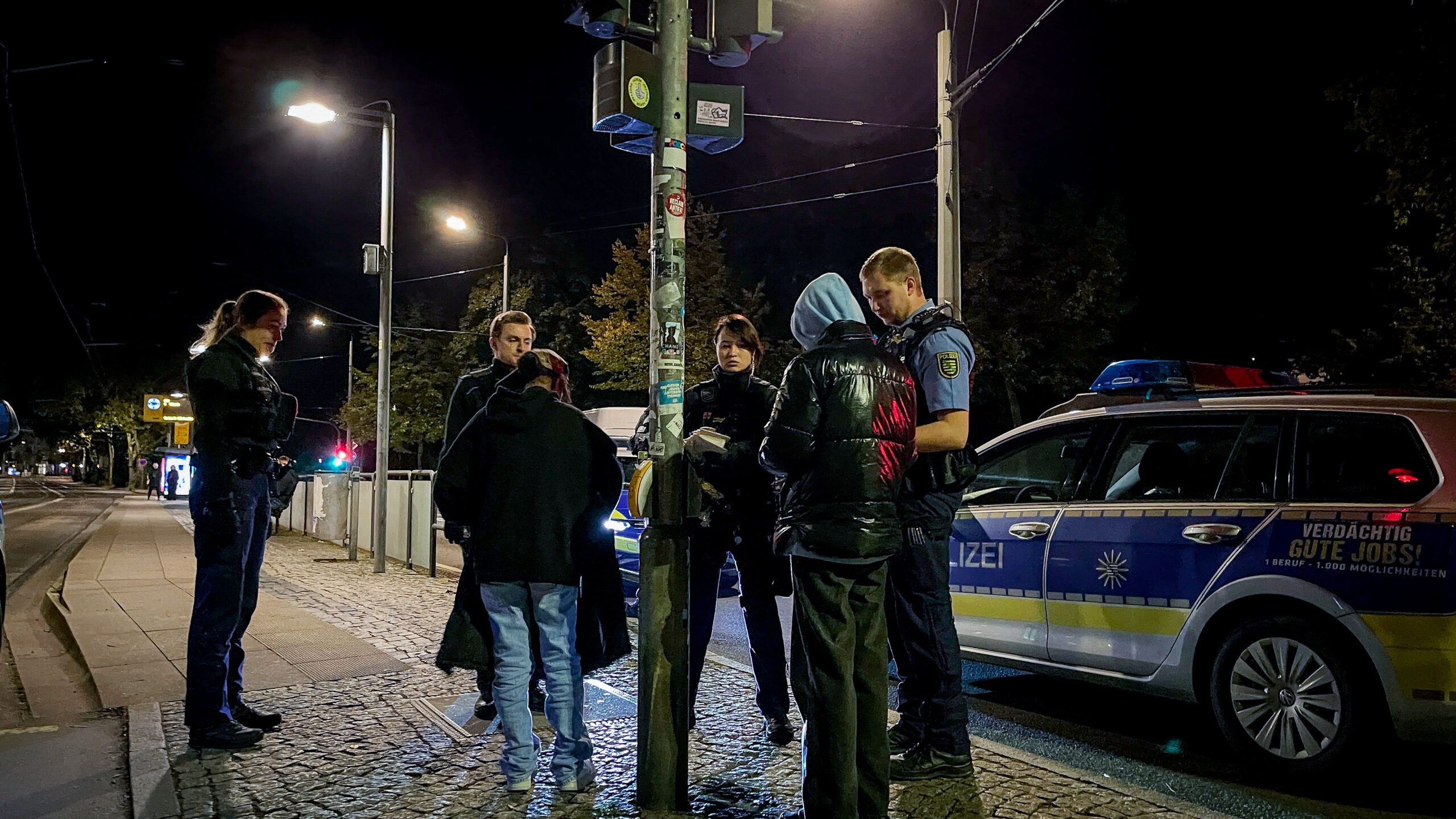 Polizeibeamte halten die beiden Teenager an der Albertplatz-Haltestelle fest. - Foto: Florian Varga