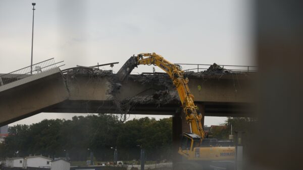 Bagger im Einsatz am Zug C der Carolabrücke - Foto: Florian Varga