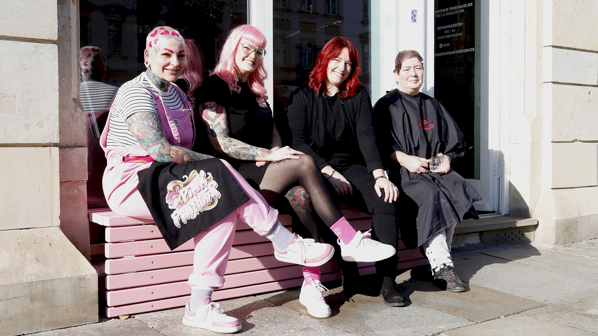 Mit Kundin und Mama auf der rosa Sonnenbank vor dem Schaufenster: Sandra Grädler und Susanne Frey - Foto: Anton Launer