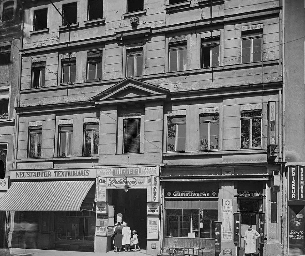 Die Hauptstraße Nummer 11 - zeitgenössische Postkarte