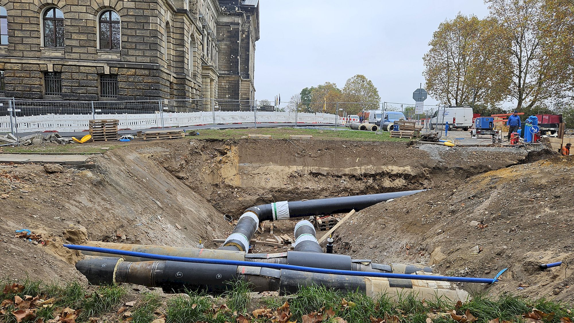 Arbeiten an den Fernwärmeleitungen oberhalb des Königsufers. Foto: Anton Launer