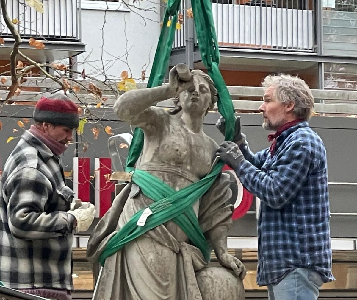 Die Bildhauer Marcus Faust und Sebastian Hempel haben heute die Urania installiert. Foto: Andreas Rajchart