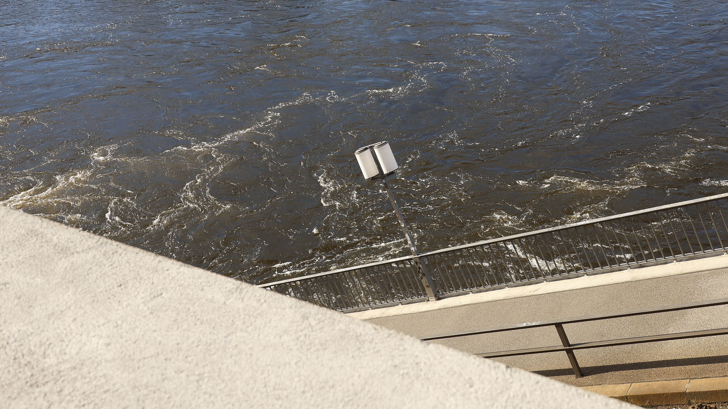 Teile der Brücke hängen noch immer schief im Wasser. Foto: Florian Varga