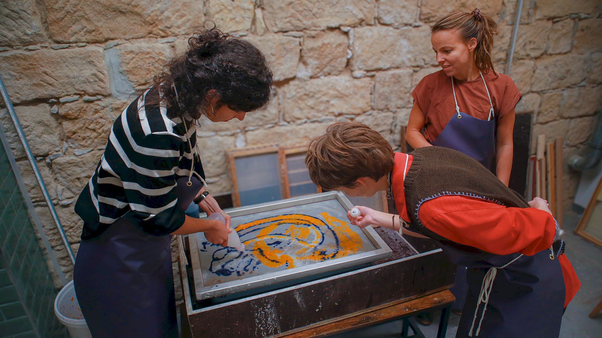 Erlenwerkerinnen bei der Arbeit: Ana Pireva, Sarah Steuer und Käthe Weinmann. Foto: Erlenwerk