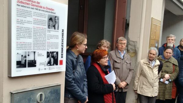 Nora Goldenbogen (Mitte) bei der Einweihung des Denkzeichens an der Bautzner Straße - Foto: Archiv/Ulla W.