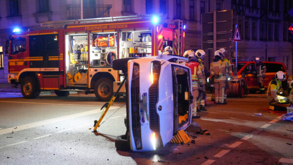 Der Skoda Fabia lag nach dem Zusammenstoß auf der Seite. Foto: Feuerwehr Dresden