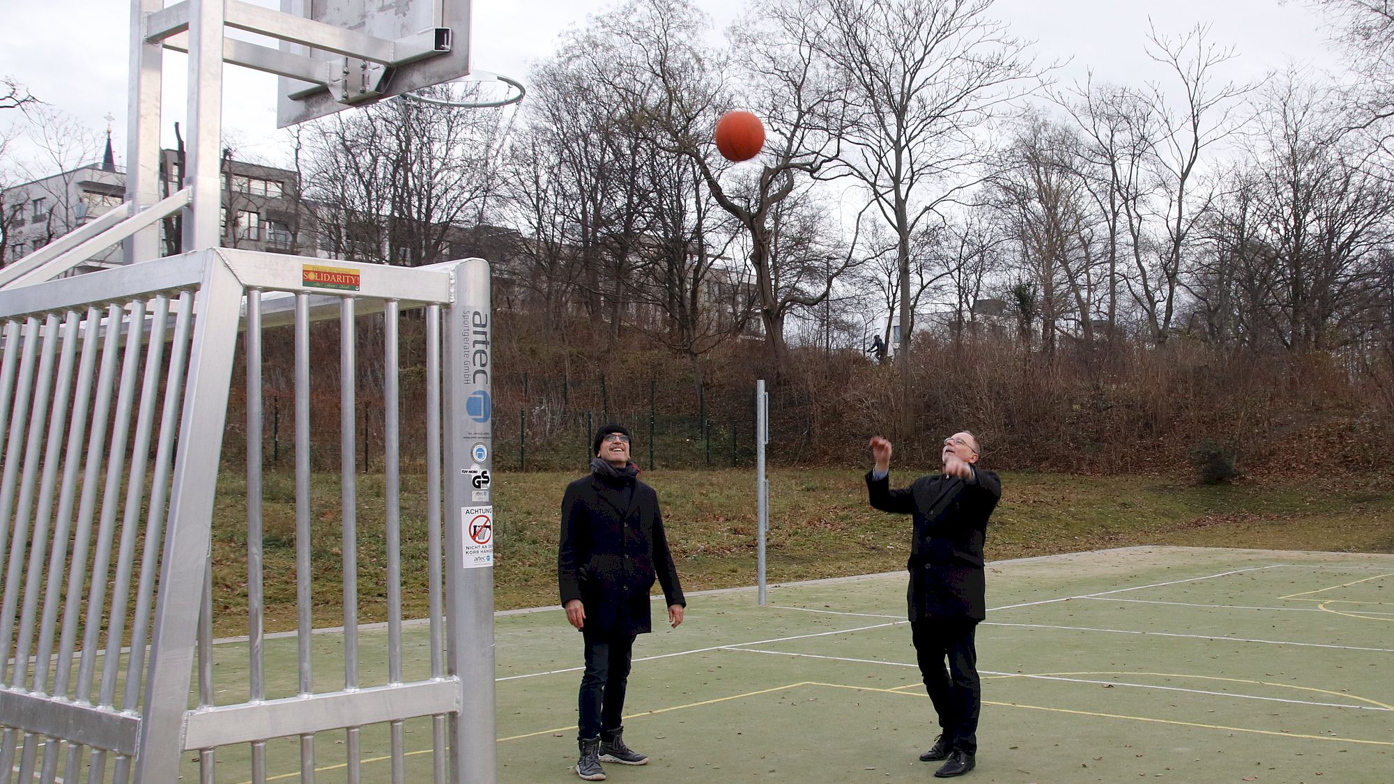 Stadtbezirksamtsleiter André Barth und Grünflächenamtsleiter Detlef Thiel warfen ein paar Körbe. Foto: Anton Launer