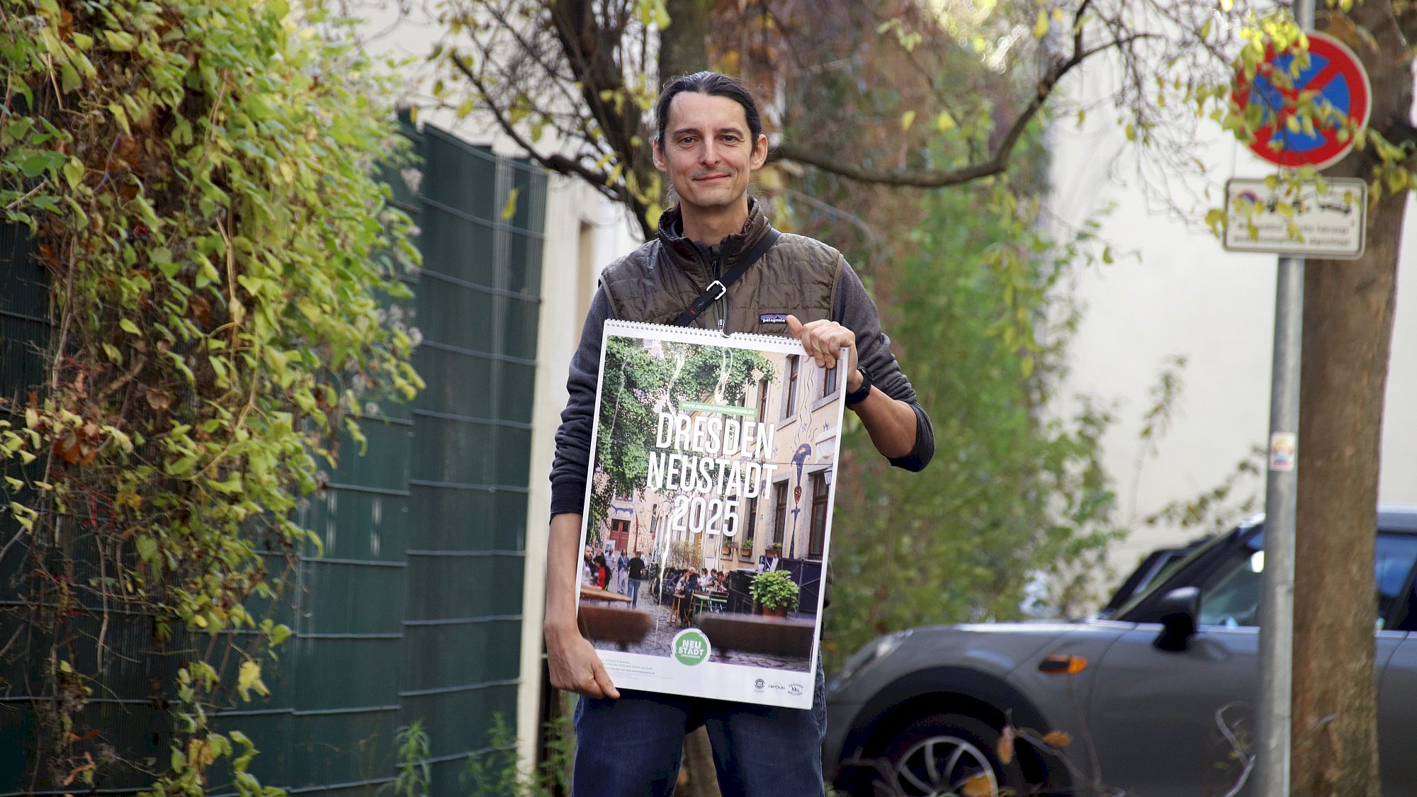 Stephan Böhlig mit dem Kalender für 2025 - Foto: Anton Launer