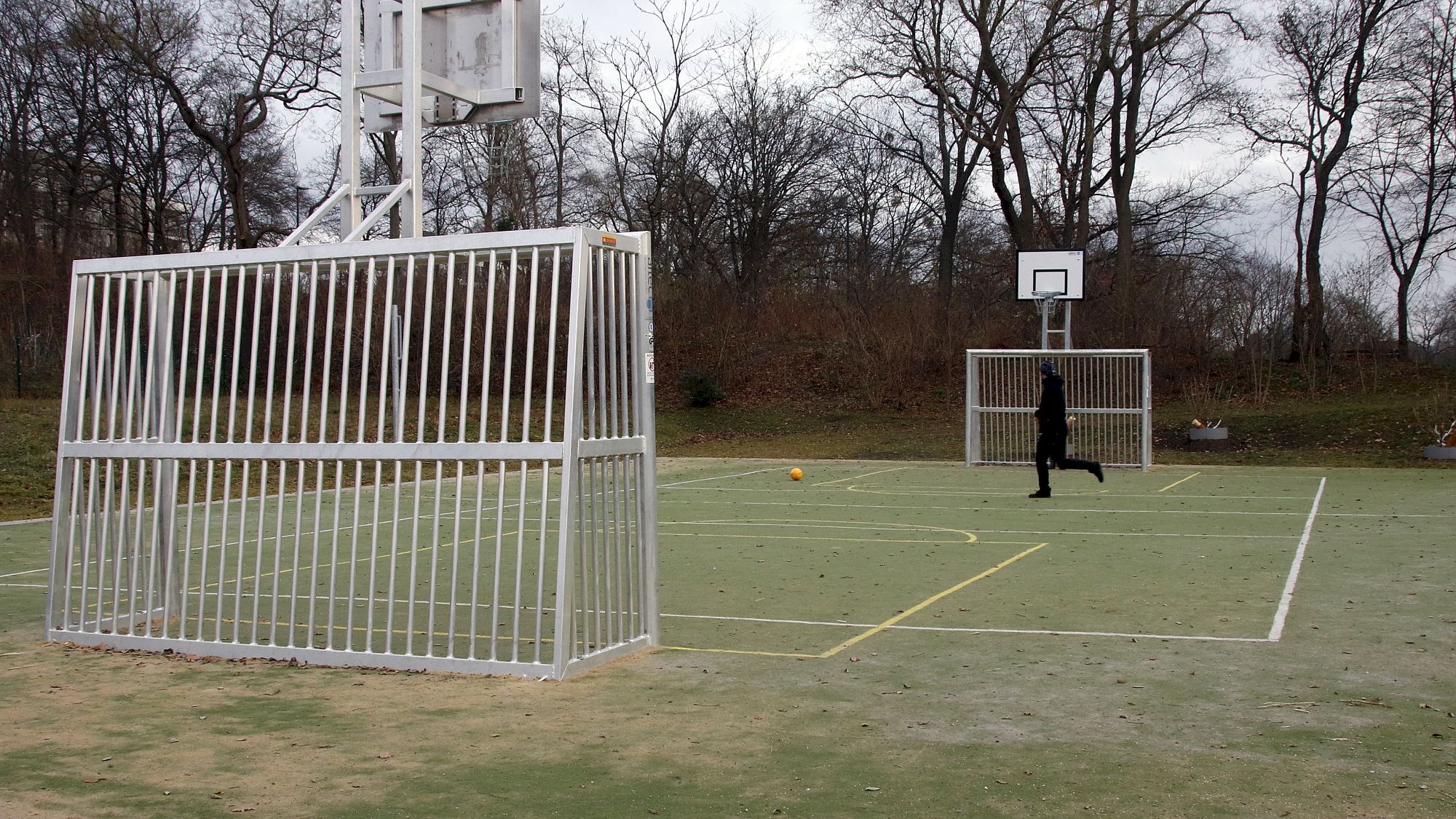 kombinierter Fuß- und Basketballplatz - Foto: Anton Launer