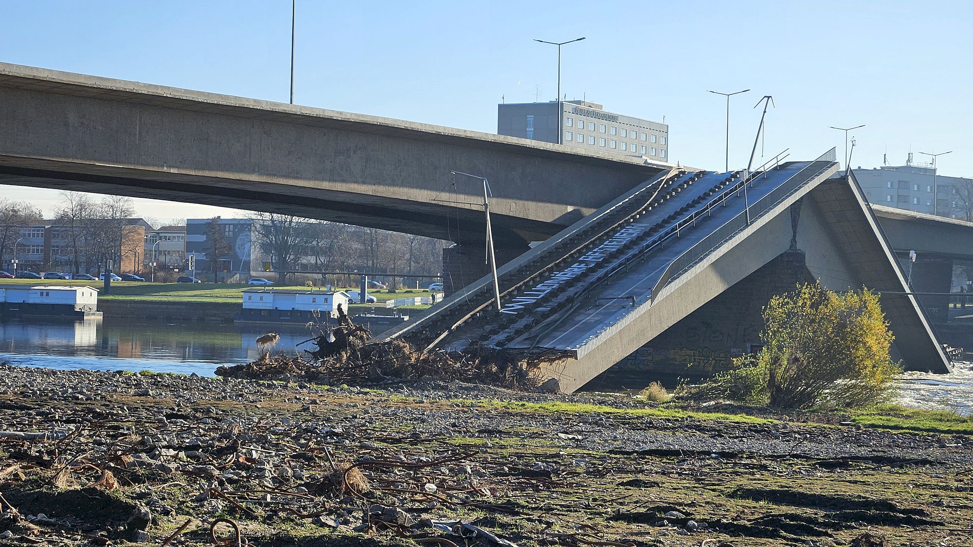 Carolabrücke, eingestürzt und beschriftet - Foto: Archiv/Anton Launer