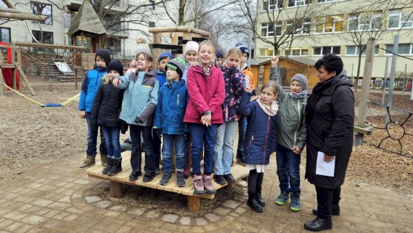 Freuen sich über die neuen Bäume und mehr Schatten auf dem Schulhof - die Kids der 3. Klasse der 4. Grundschule - Foto: Anton Launer