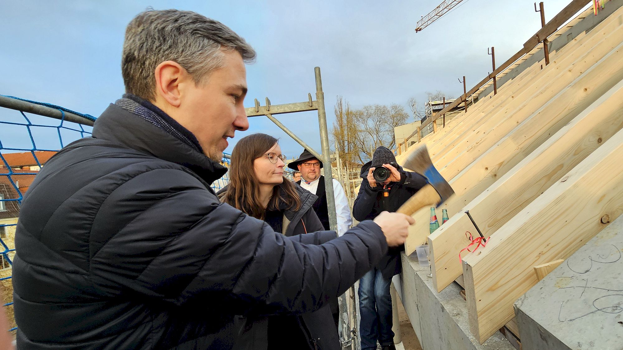 Baubürgermeister Stephan Kühn und Scheune-Geschäftsführerin Romy Jähnig schlugen den symbolischen letzten Nagel ein. Foto: Anton Launer