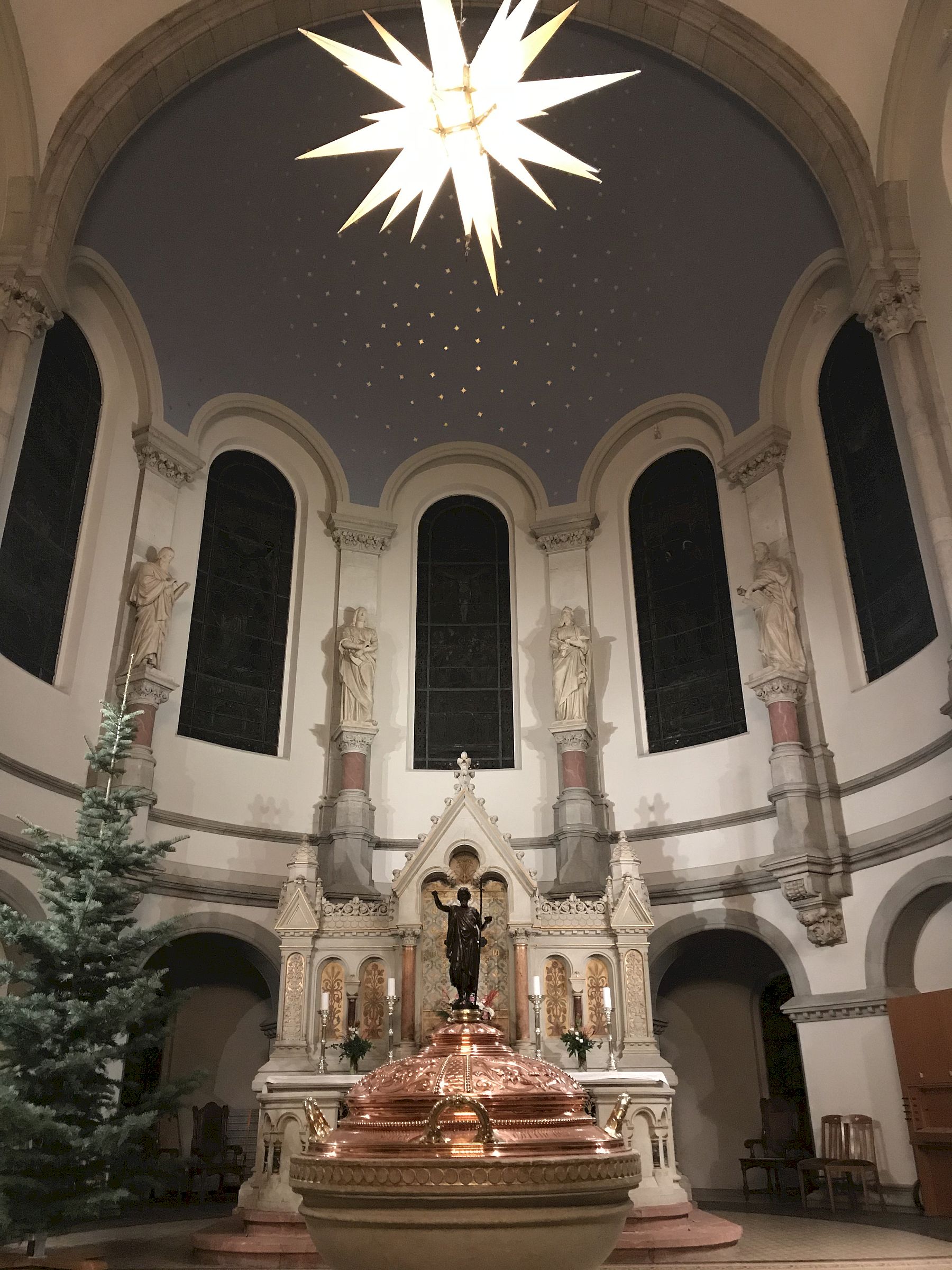 Weihnachtlich geschmückte Martin-Luther-Kirche - Foto: Kirchgemeinde