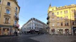 Schiefe Ecke in der Neustadt - Foto: Anton Launer