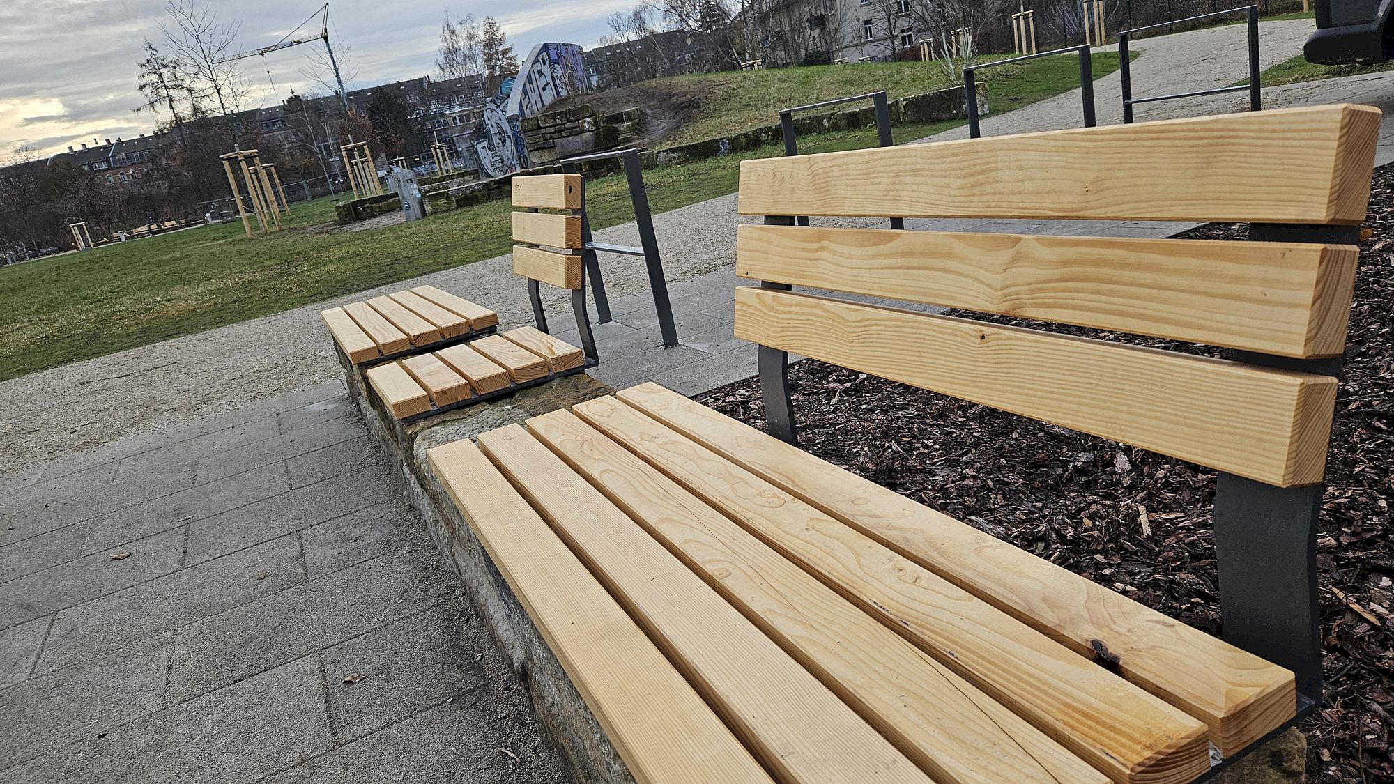 Neben den Sportflächen stehen auch jede Menge Parkbänke. Foto: Anton Launer