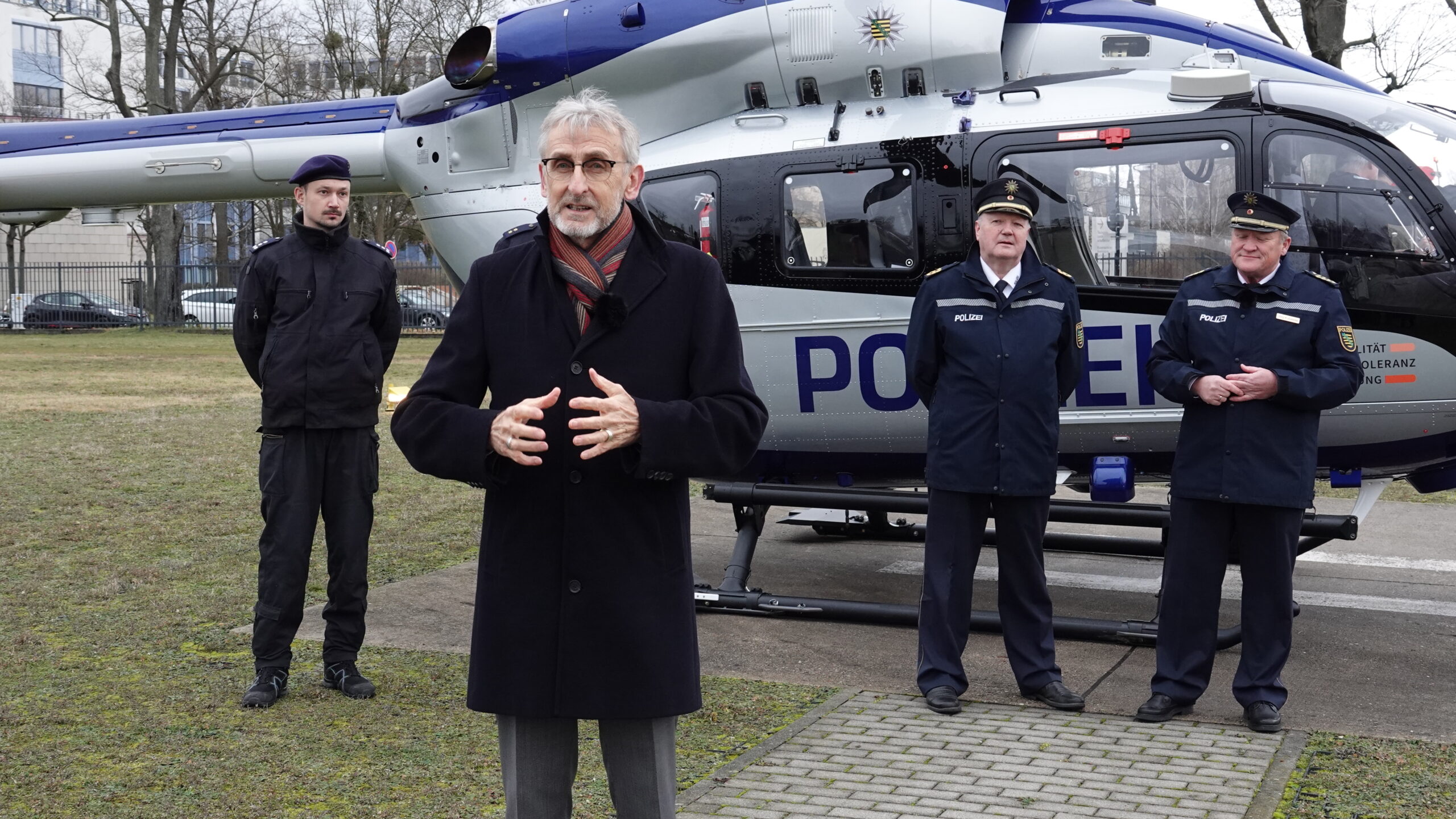 Innenminister Armin Schuster, Polizeipräsident des Präsidiums der Bereitschaftspolizei Peter Langer sowie Landespolizeipräsident Jörg Kubiessa nehmen den Hubschrauber in Empfang. - Foto: Roland Halkasch