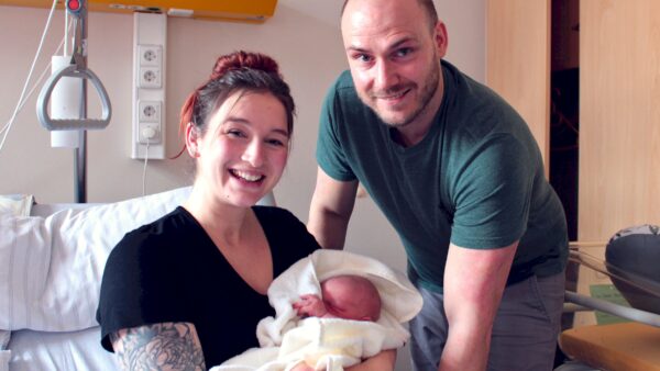 Auch wenn sich Theodor noch etwas versteckt – Mama Sandra und Papa Eric Drechsler ist die Freude anzusehen. Foto: Diako/Victor Franke