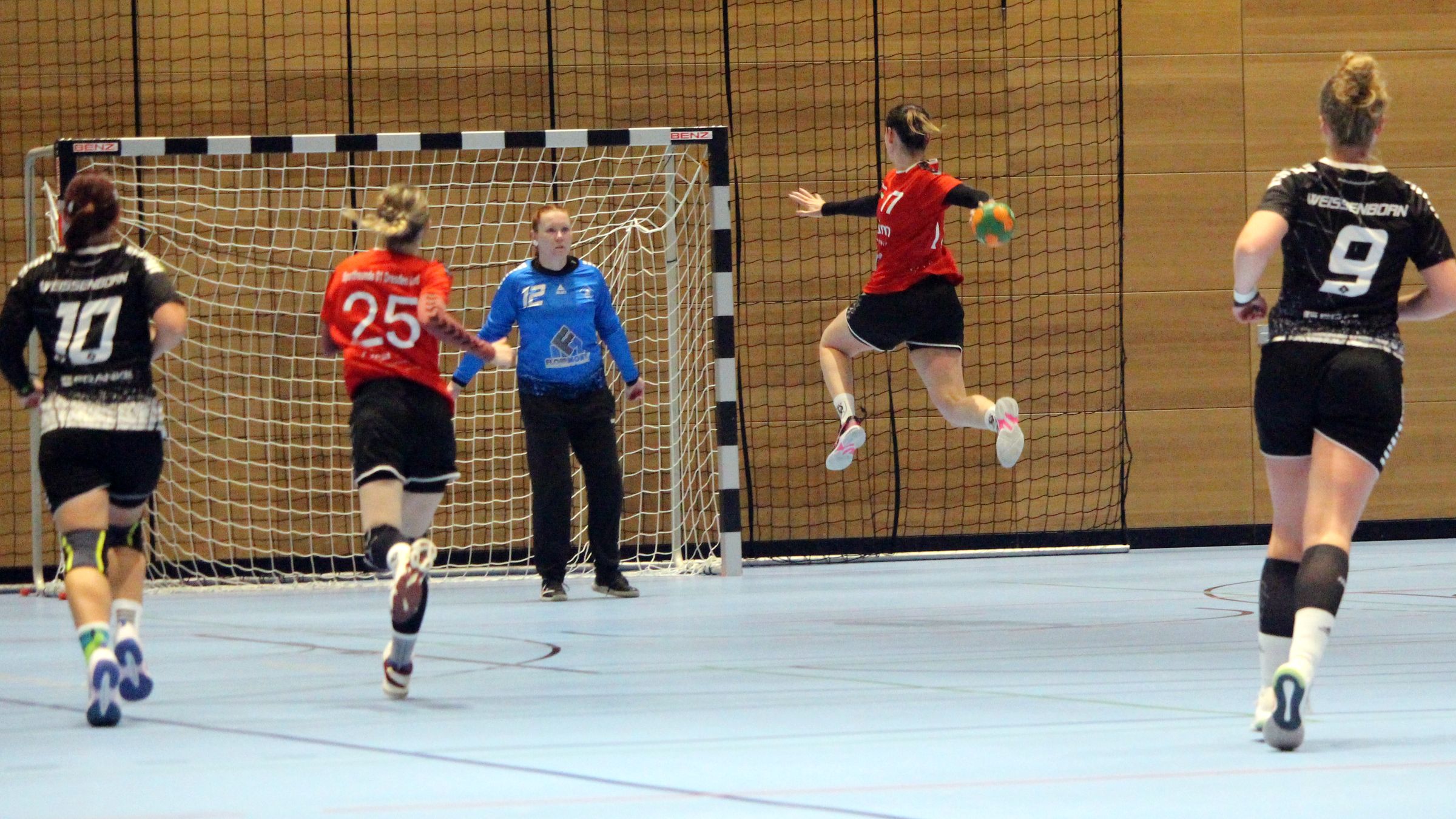 Der Übermacht im Angriff hatten die Weißenbornerinnen nur wenig entgegenzusetzen. Foto: Sportfreunde01