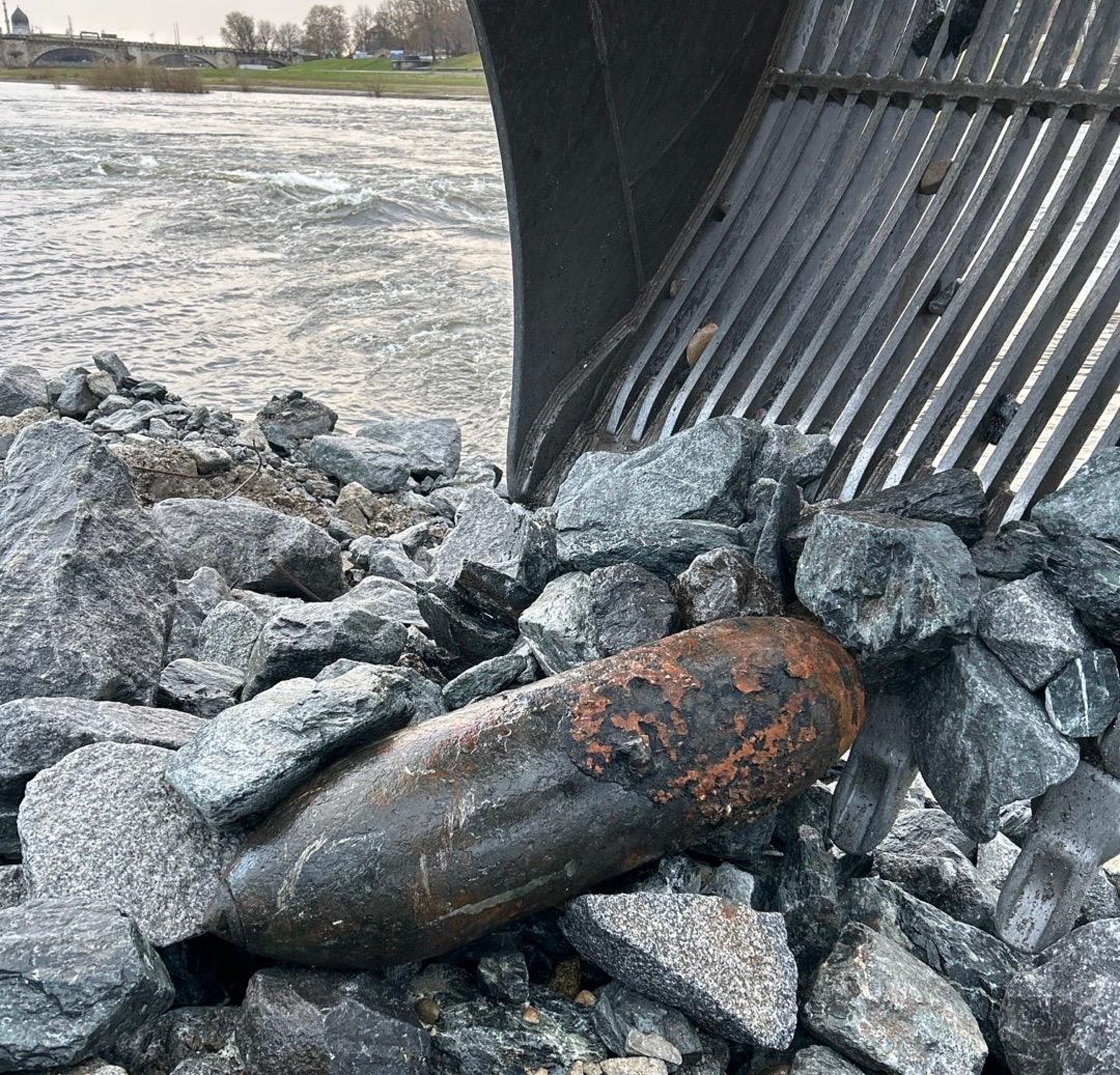 Am Morgen wurde diese 250-Kilo-Bombe in der Elbe gefunden. Foto: Polizei Dresden