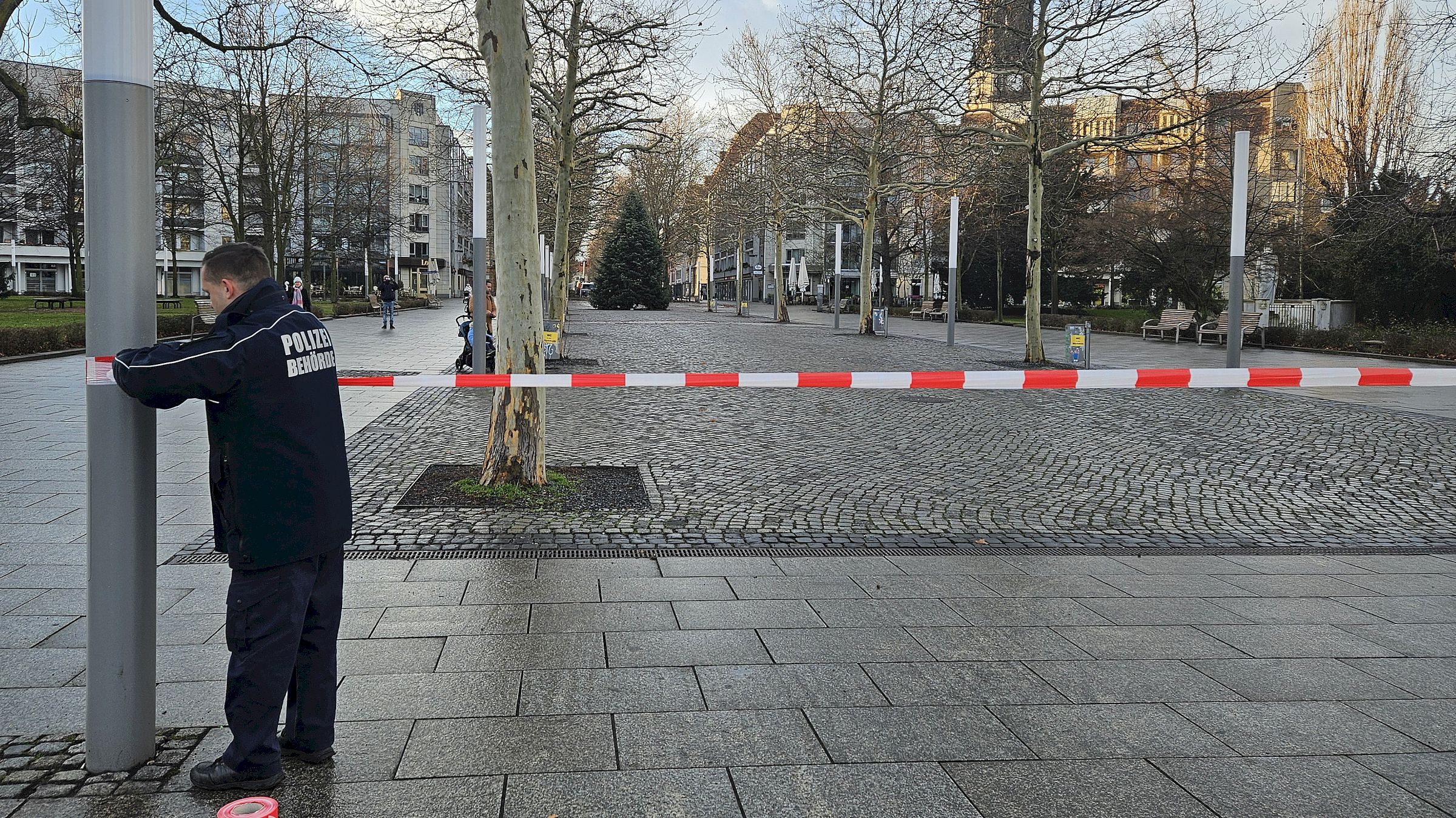 Mitarbeiter der Polizeibehörde riegelten die Hauptstraße ab. Foto: Anton Launer