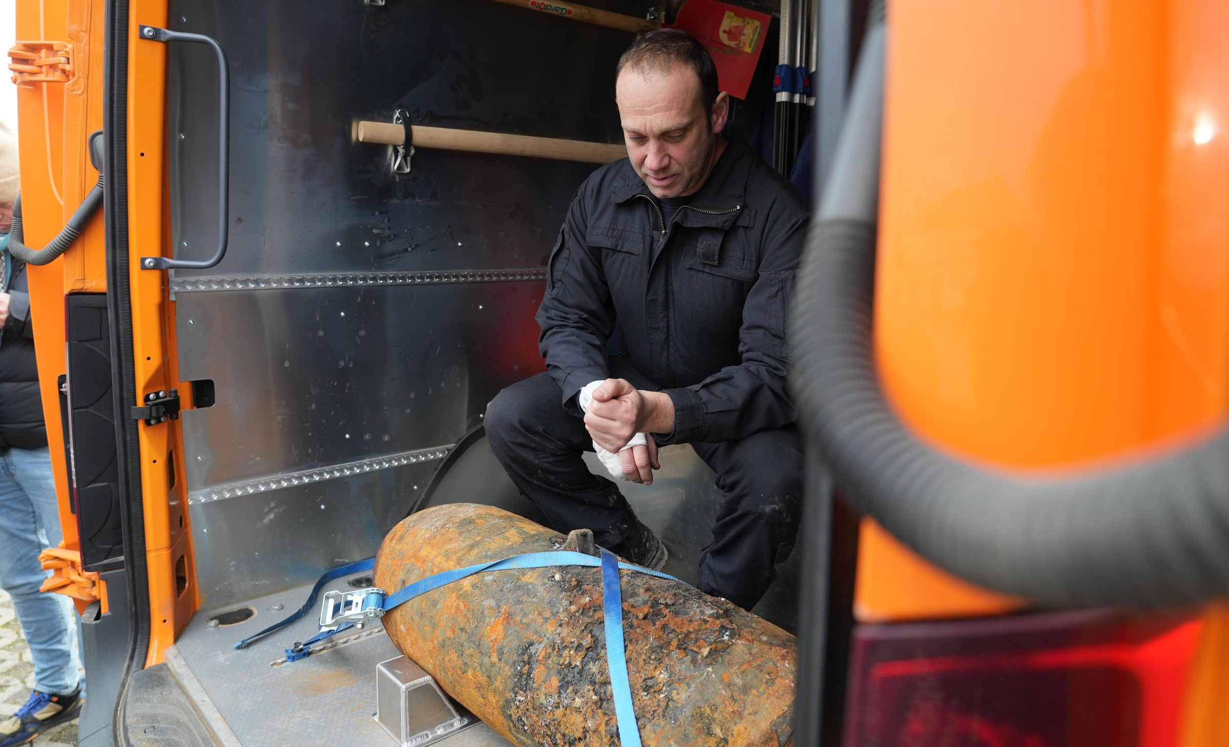 Sprengmeister Thomas Zowalla mit der entschärften Bombe - Foto: xcitepress/Benedict Bartsch