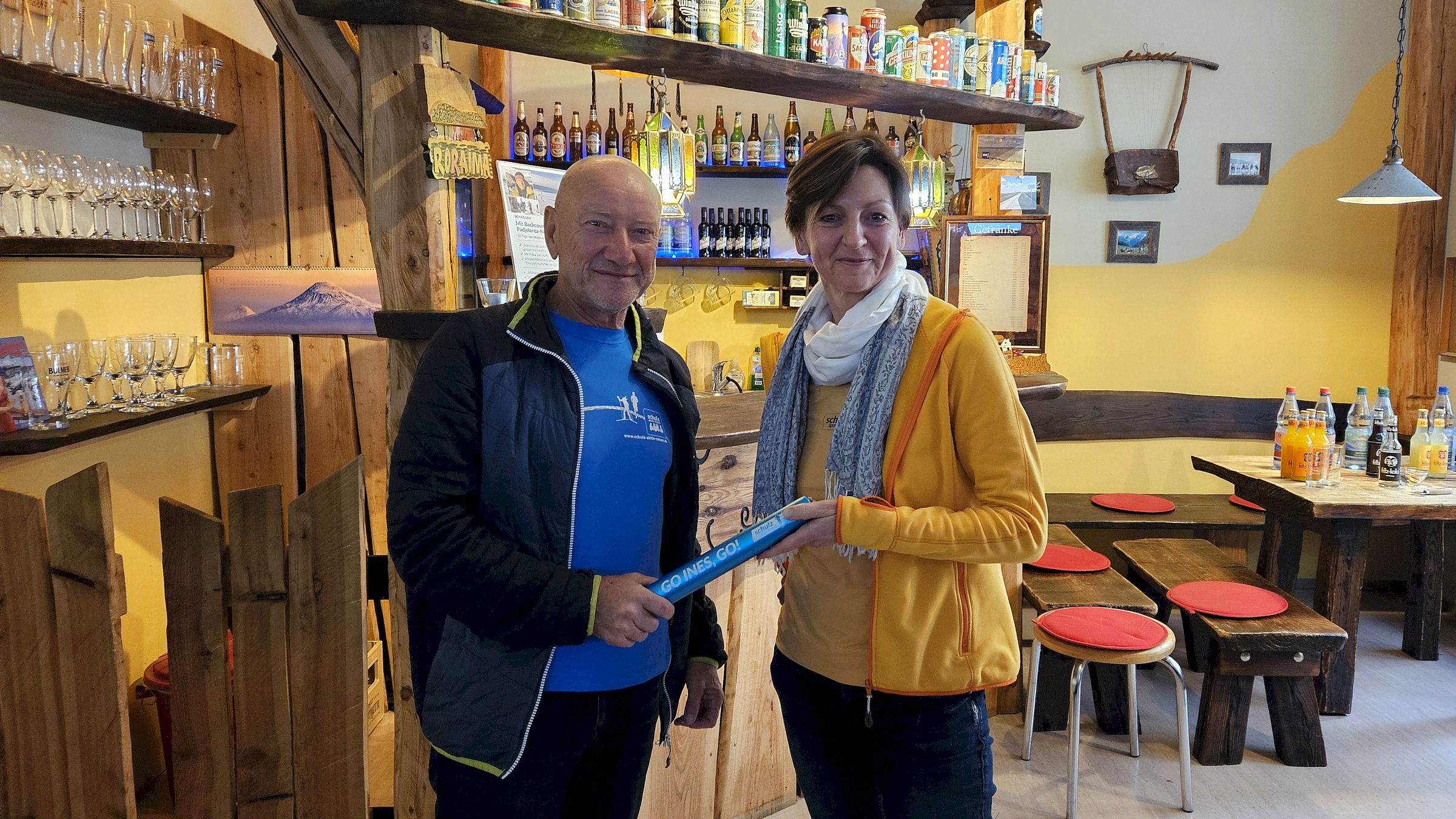 Frank Schulz übergibt den Staffelstab für die Aktiv- und Sportreisen an Ines Schmitt. Foto: Anton Launer