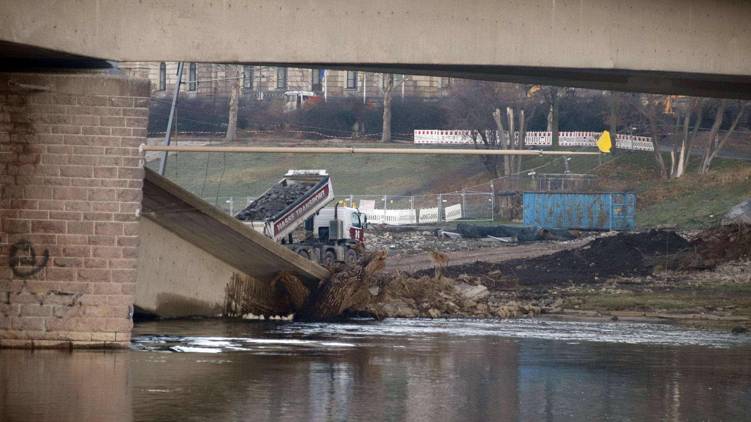 Demnächst sollen die Abrissarbeiten des Zuges C von der Neustädter Seite aus fortgeführt werden. Dafür wird nun hier eine Baustraße angelegt. Foto: Anton Launer