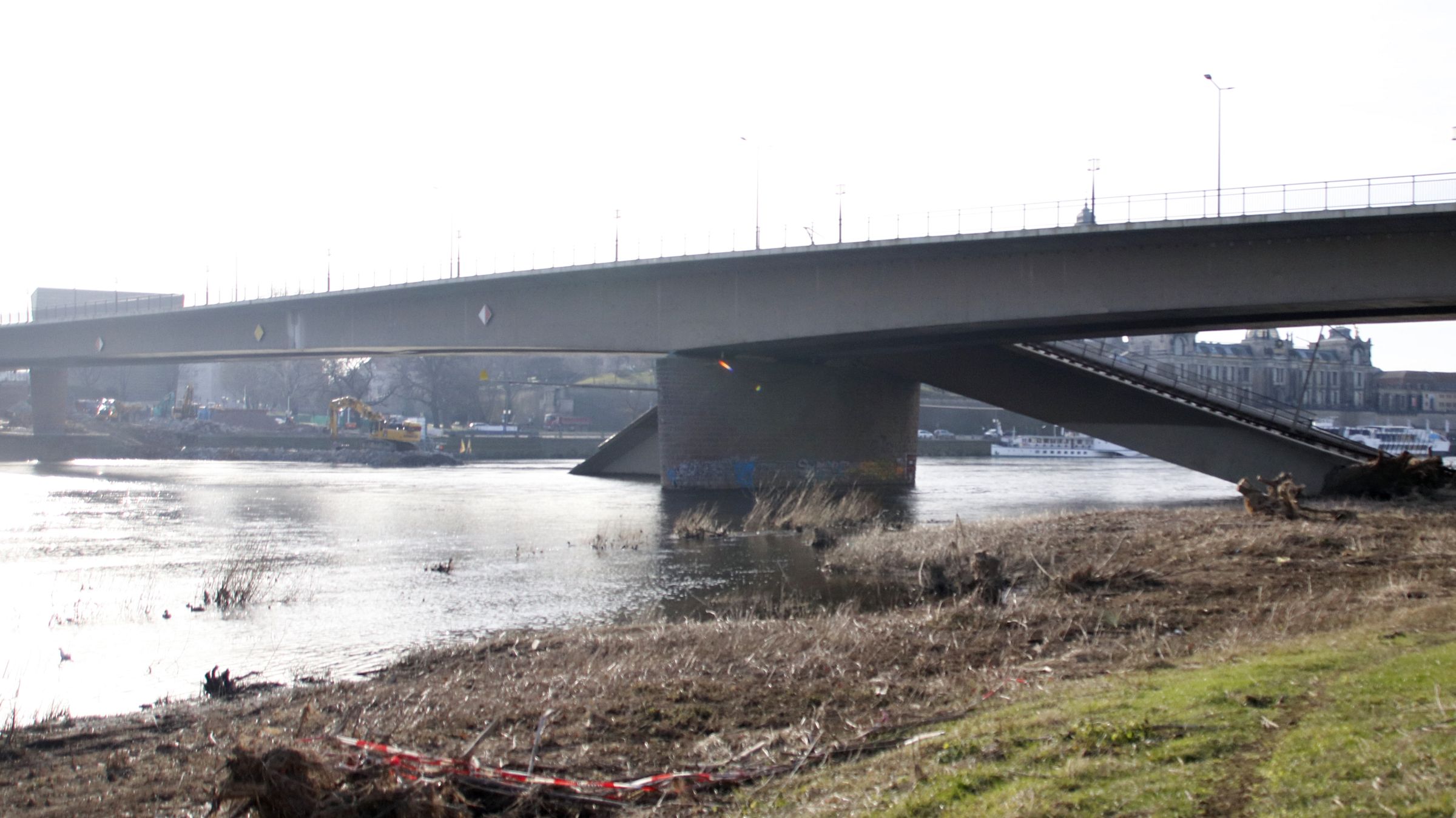 Ab Februar sollen Schiffe wieder eingeschränkt unter der Carolabrücke durchfahren können. Foto: Anton Launer