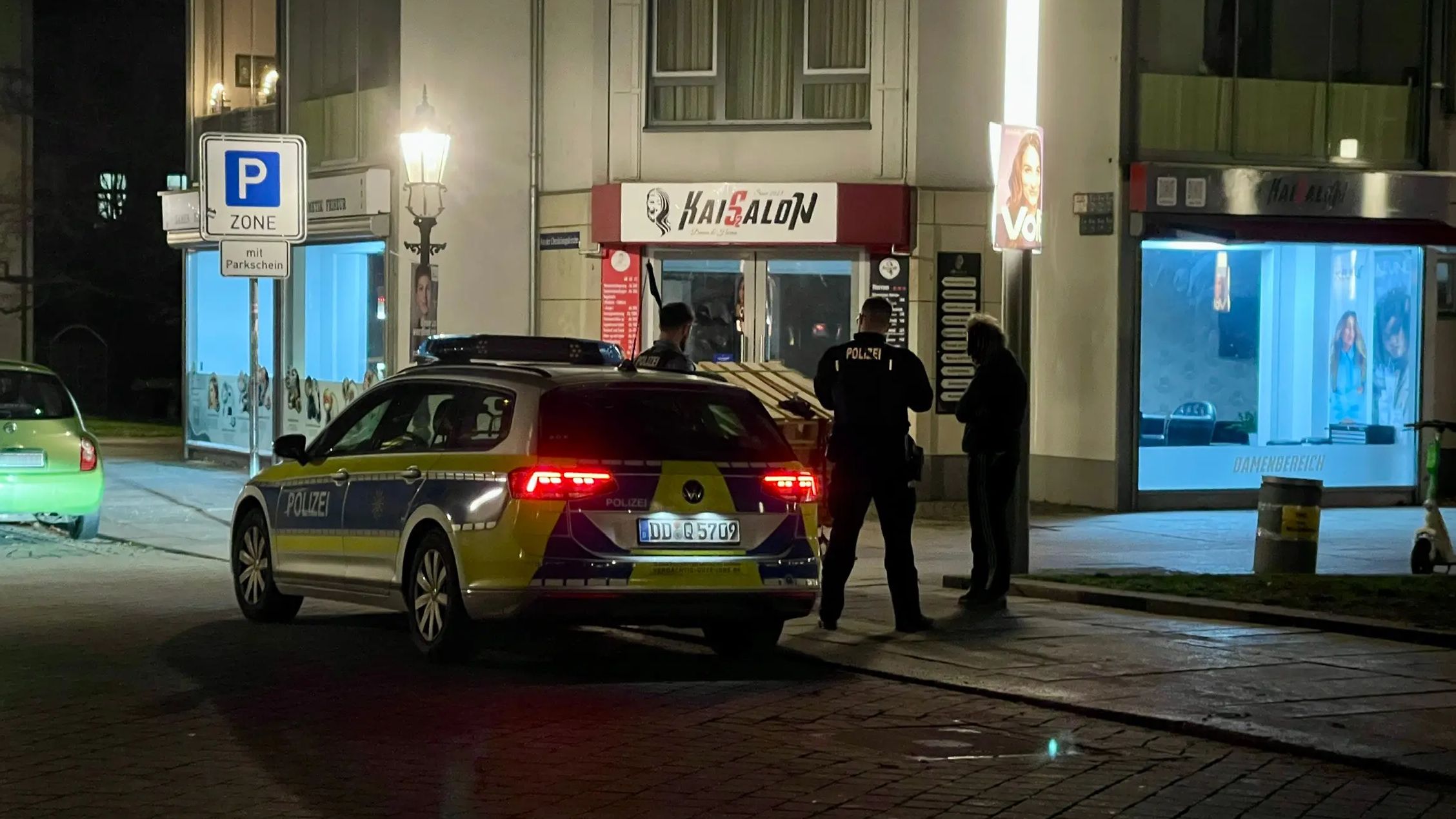 Der Mann gab gegenüber der Polizei an, dass er die Erlaubnis habe, die Paletten zu verfrachten. Warum das nicht tagsüber passiert, ist fraglich. - Foto: Florian Varga